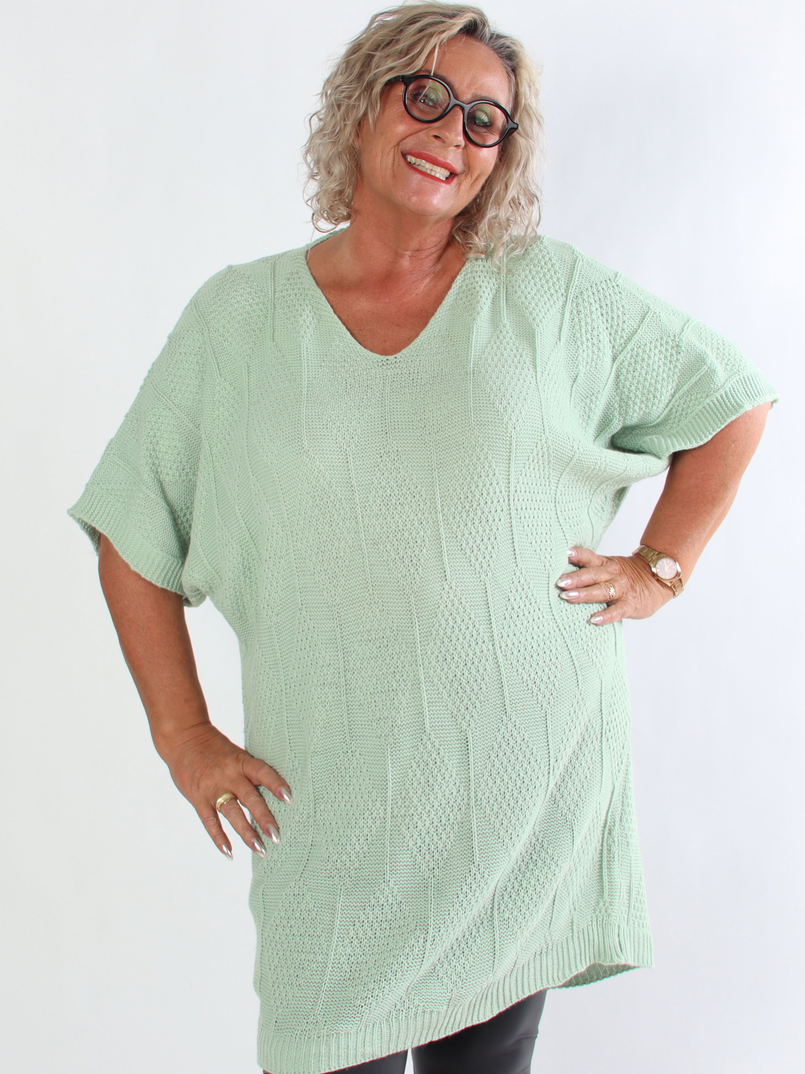 Brenda - Plus size strikkjole med korte ærmer