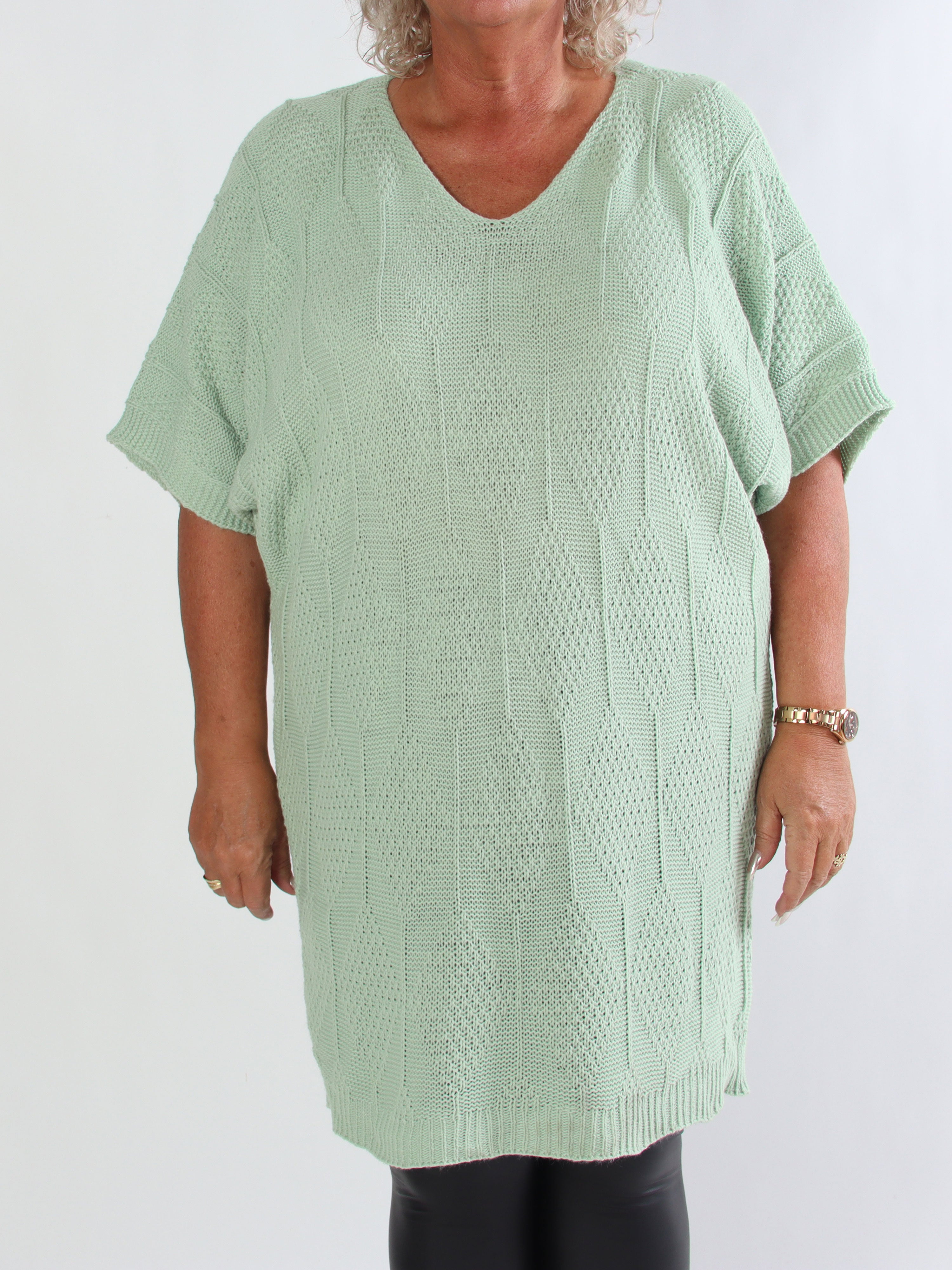 Brenda - Plus size strikkjole med korte ærmer