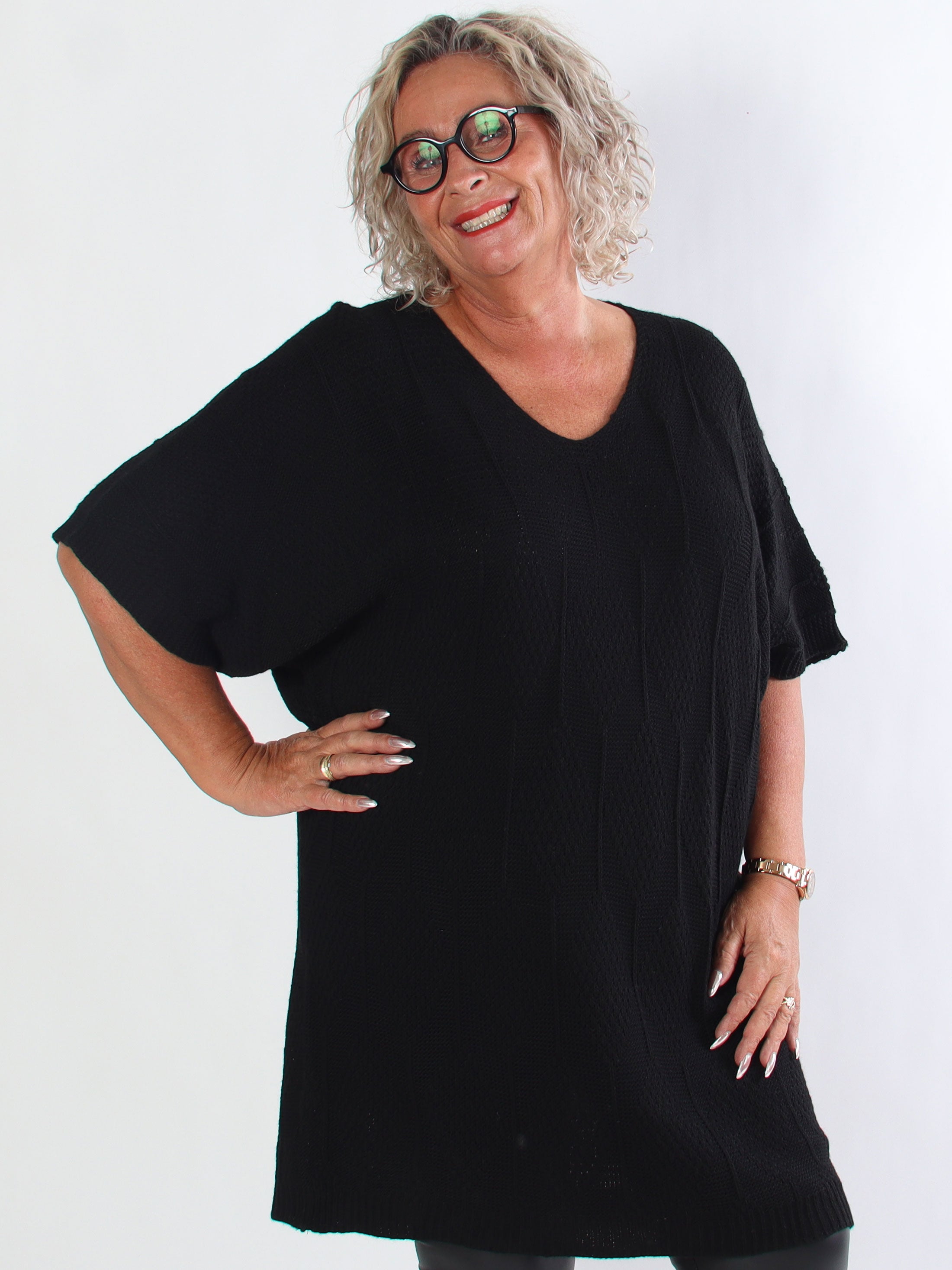 Brenda - Plus size strikkjole med korte ærmer