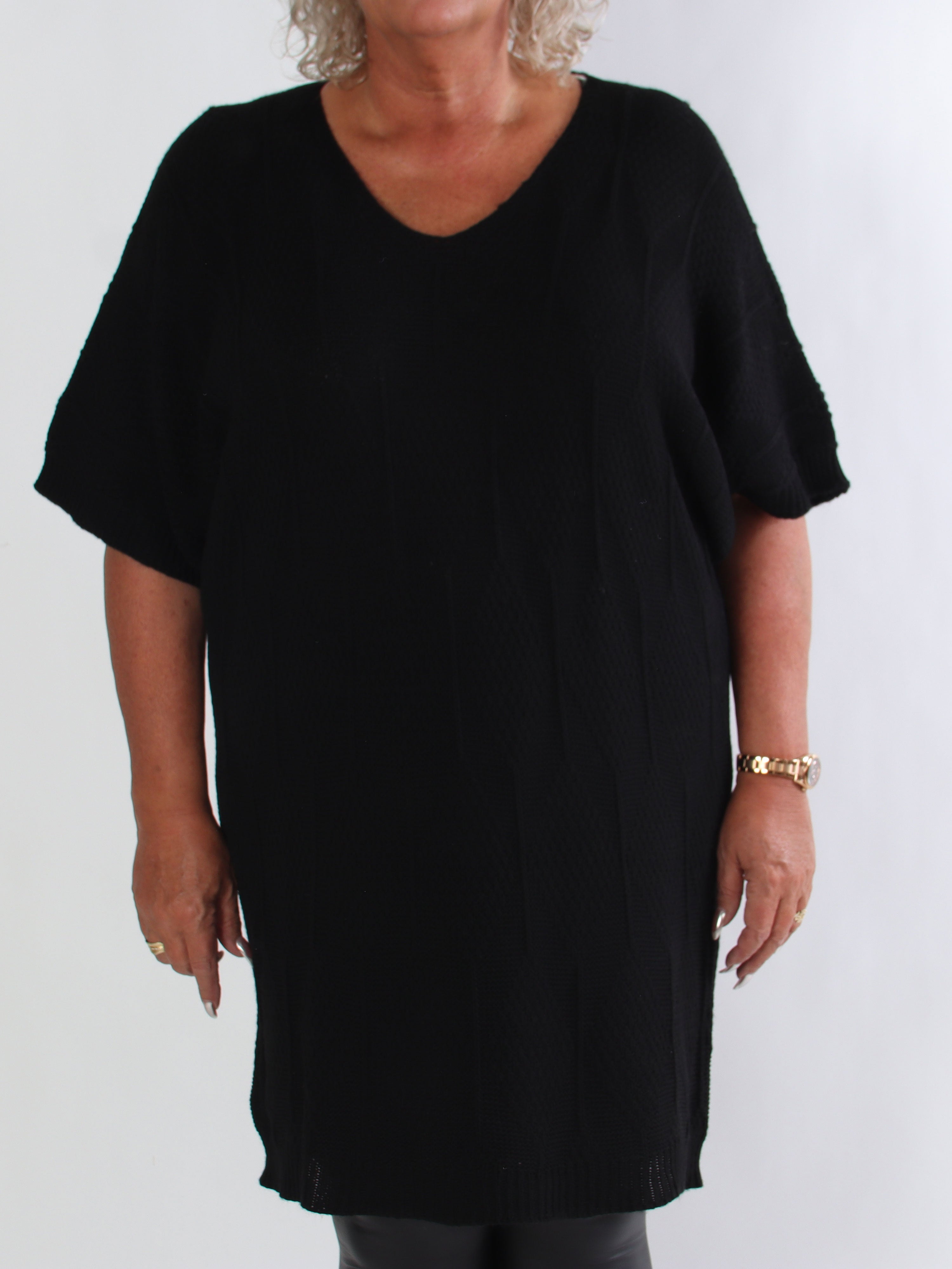 Brenda - Plus size strikkjole med korte ærmer