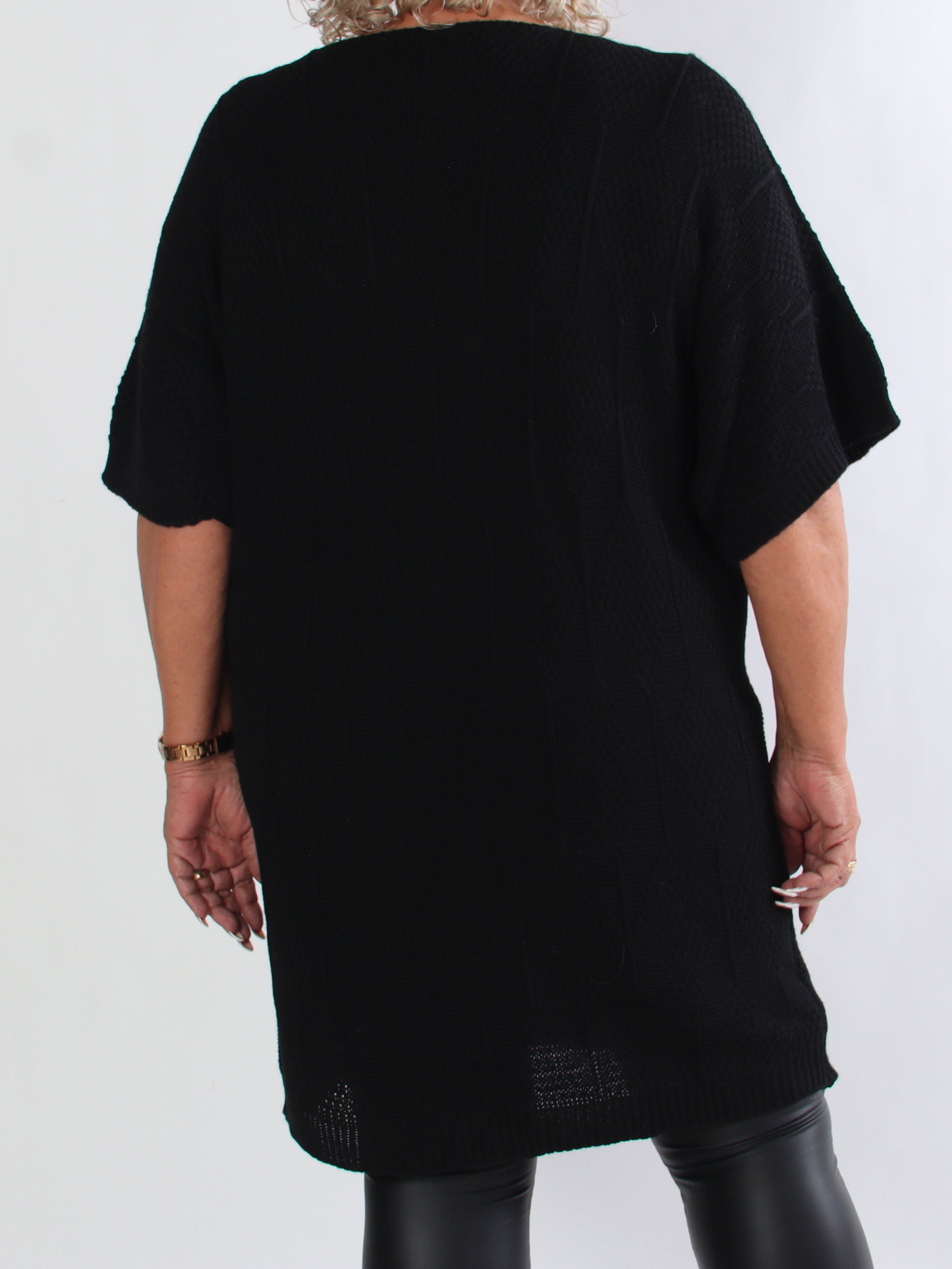 Brenda - Plus size strikkjole med korte ærmer