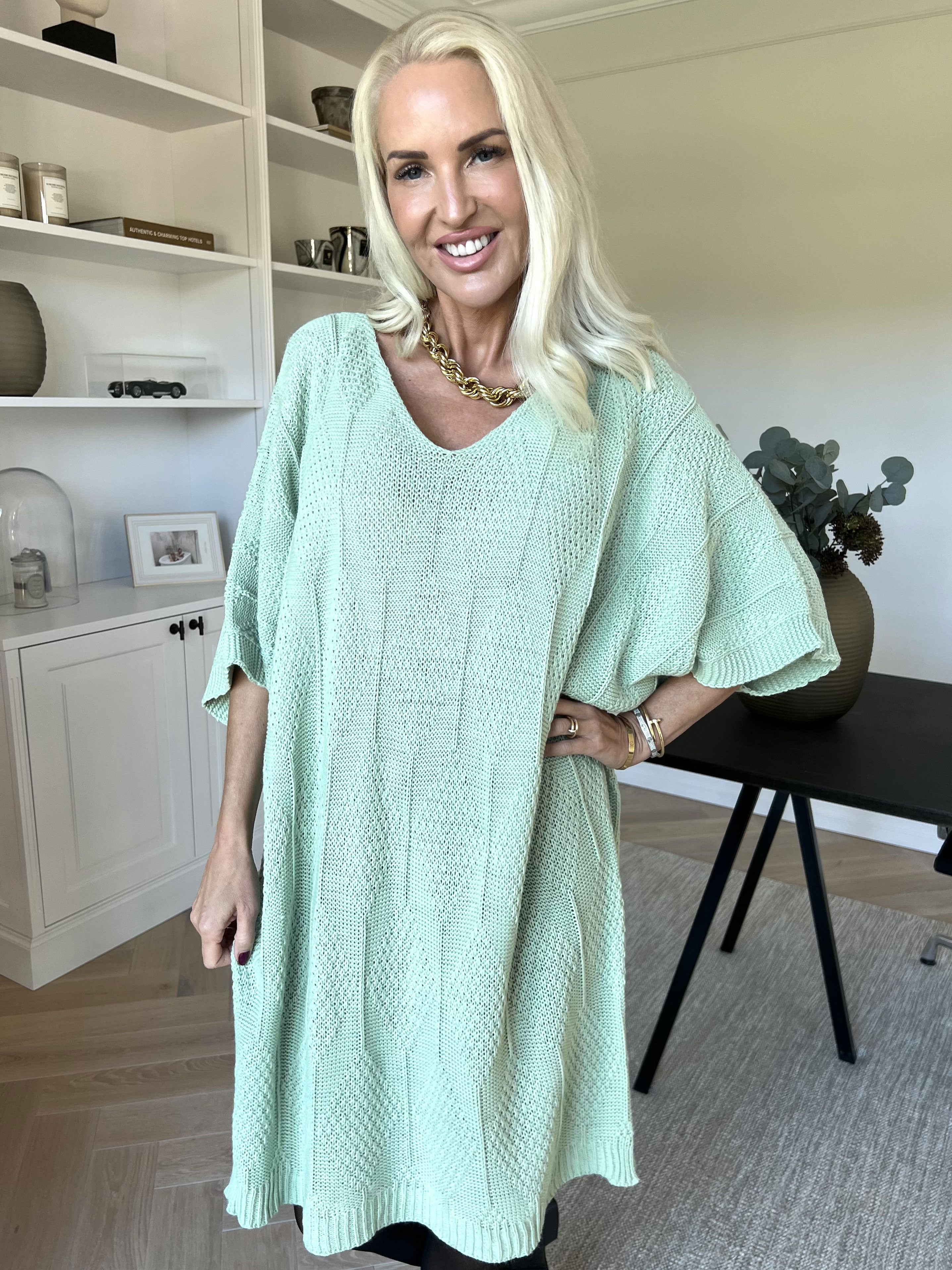 Brenda - Strikkjole med korte ærmer