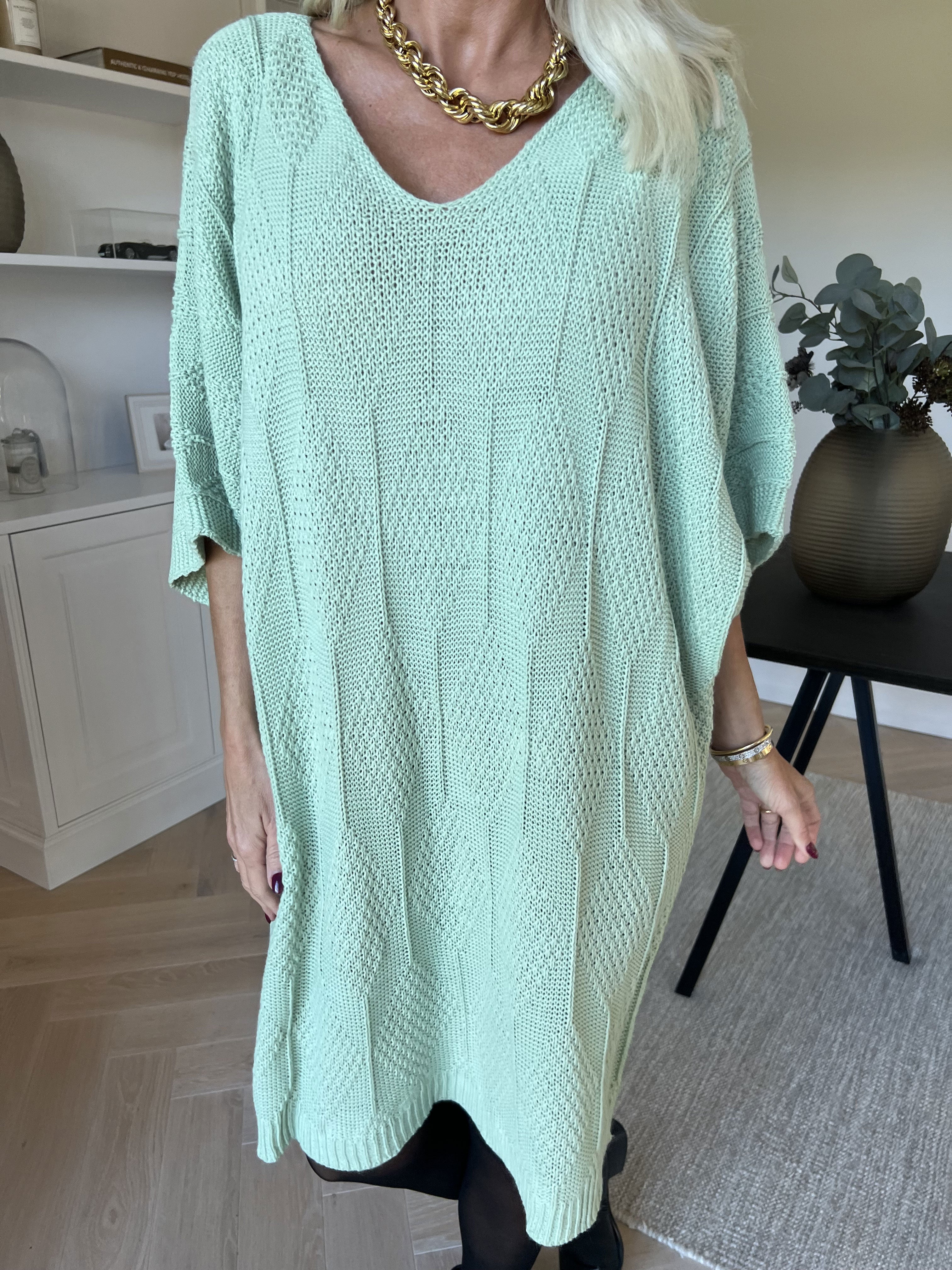 Brenda - Strikkjole med korte ærmer