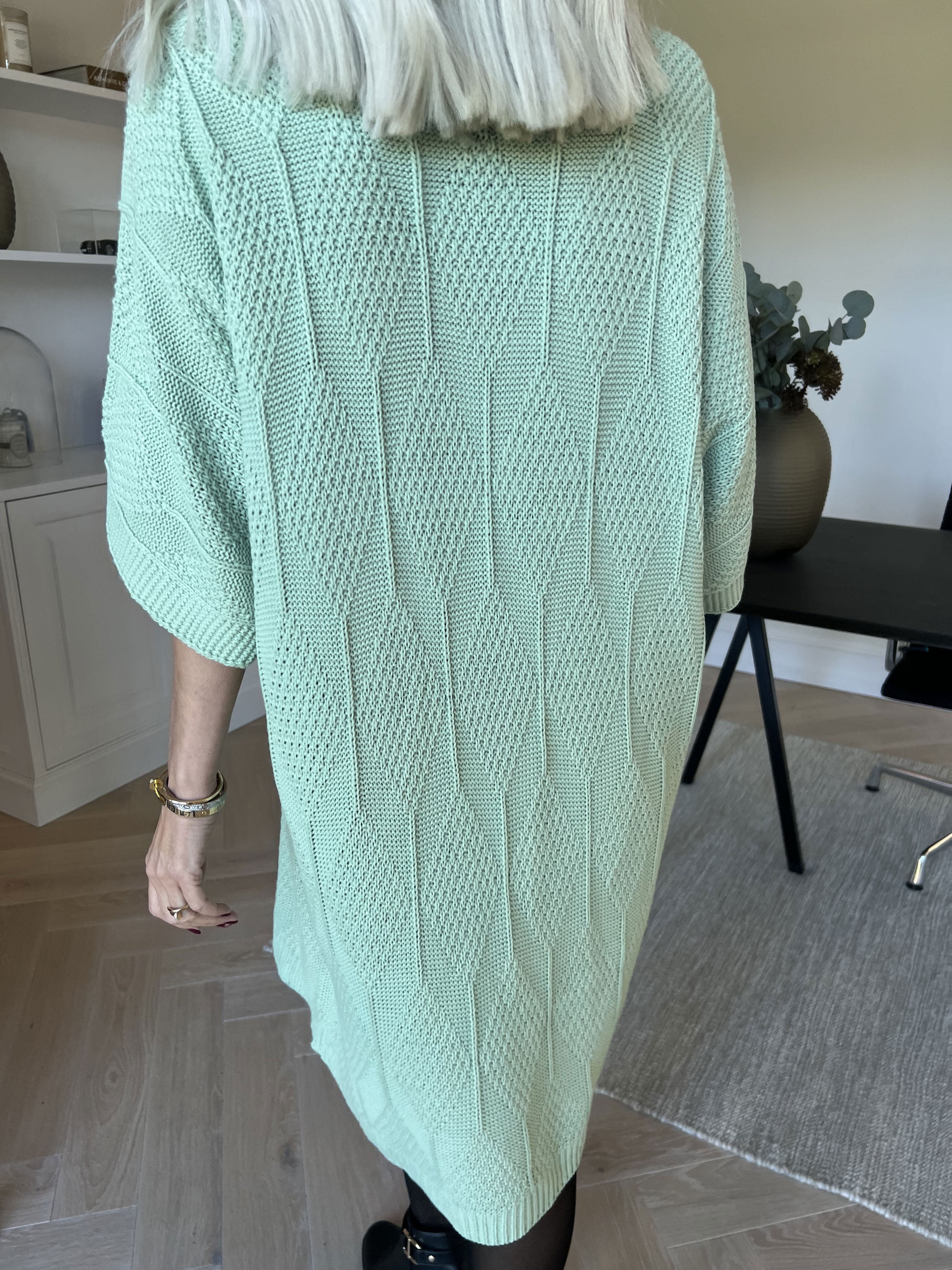 Brenda - Strikkjole med korte ærmer