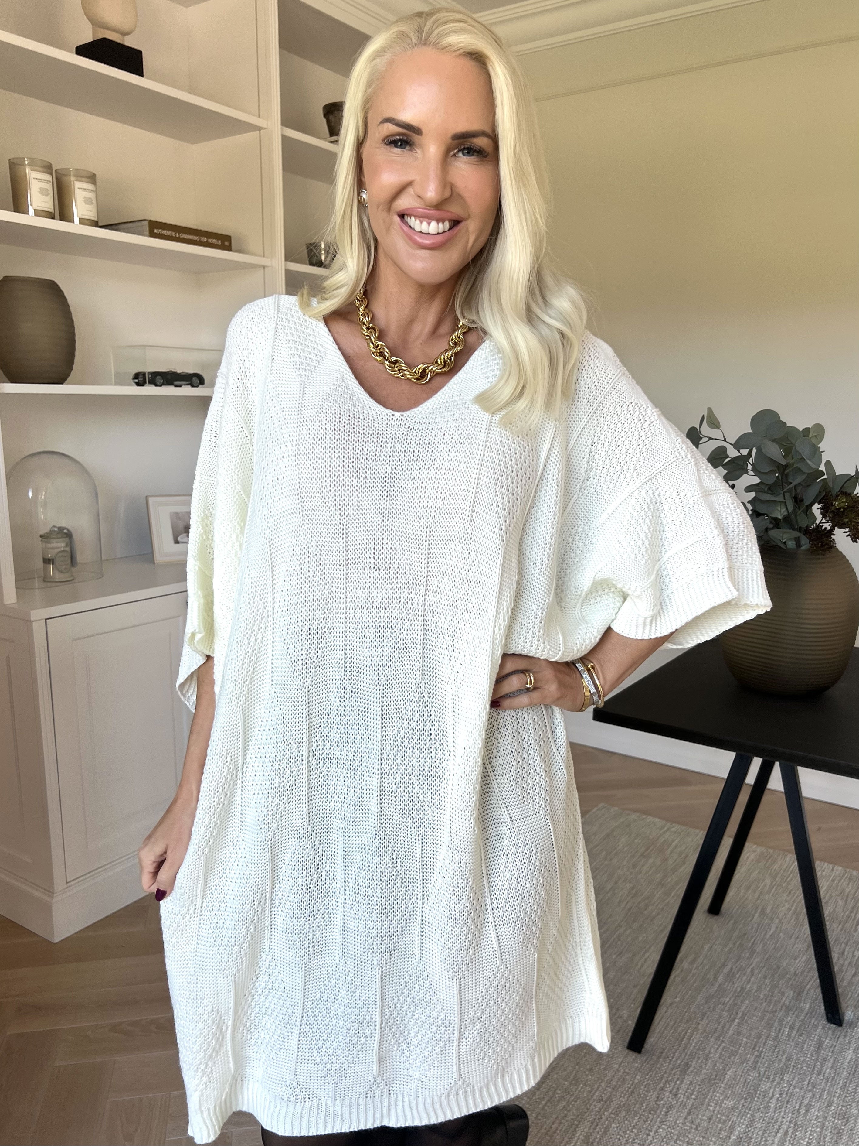 Brenda - Strikkjole med korte ærmer