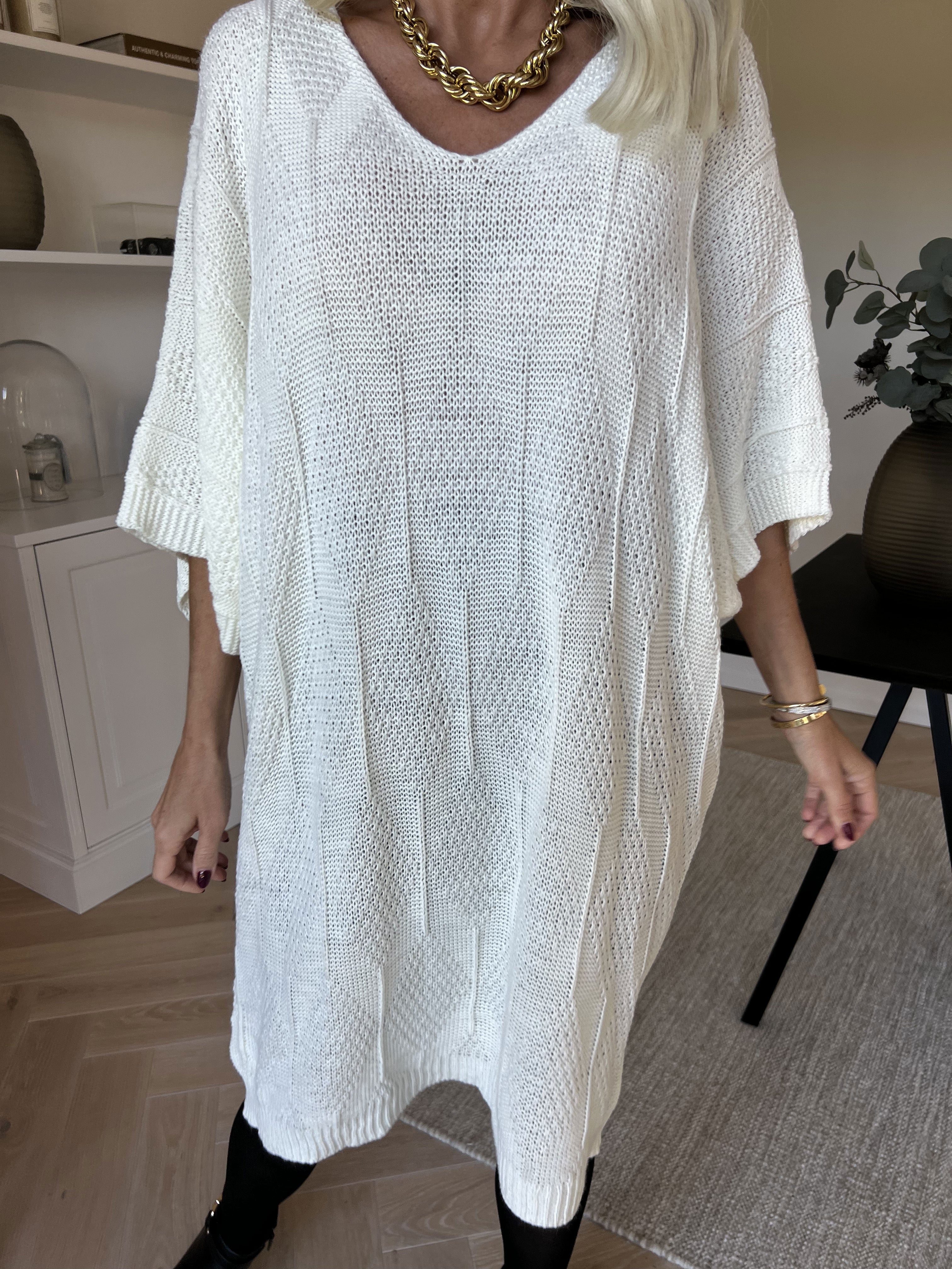 Brenda - Strikkjole med korte ærmer