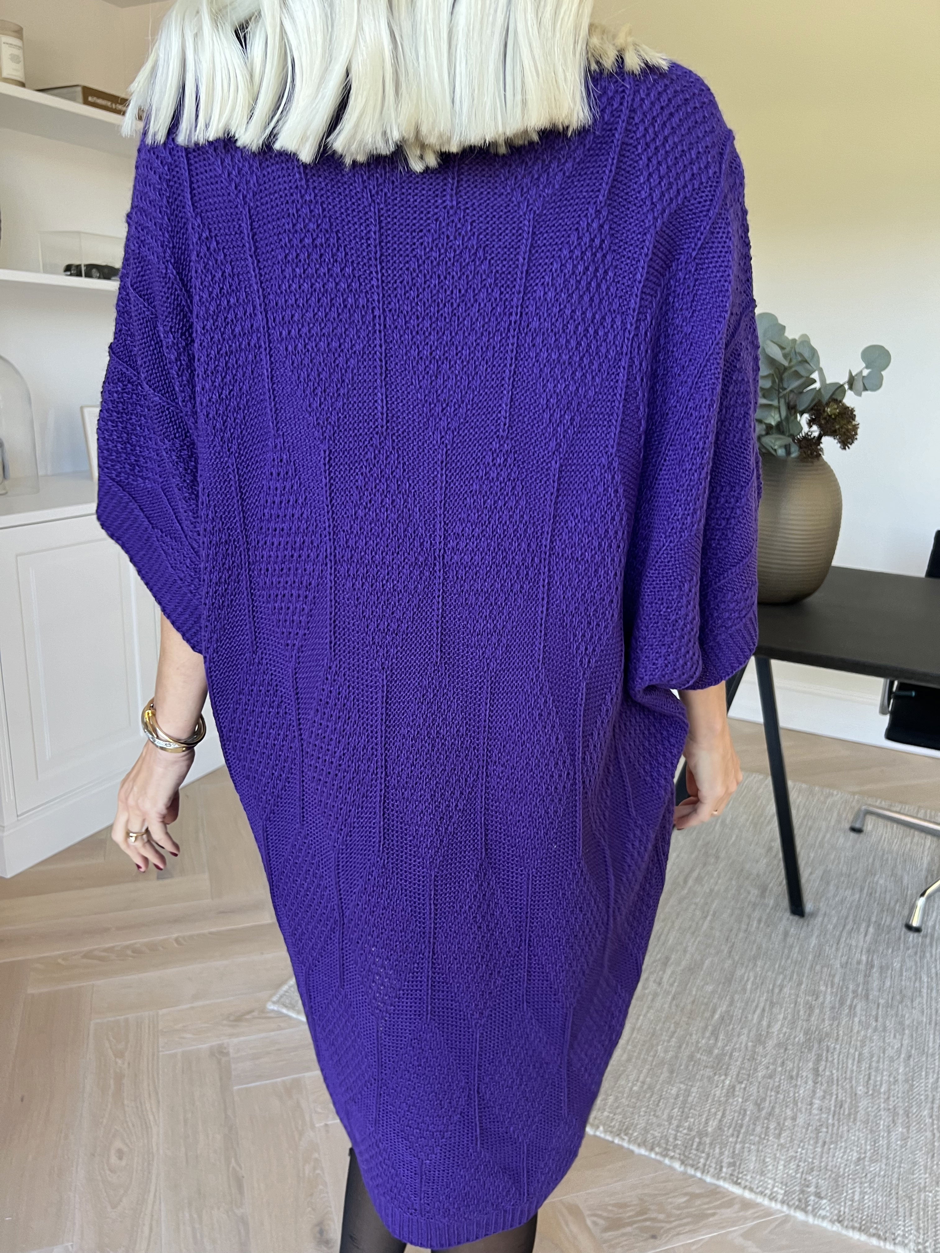 Brenda - Strikkjole med korte ærmer