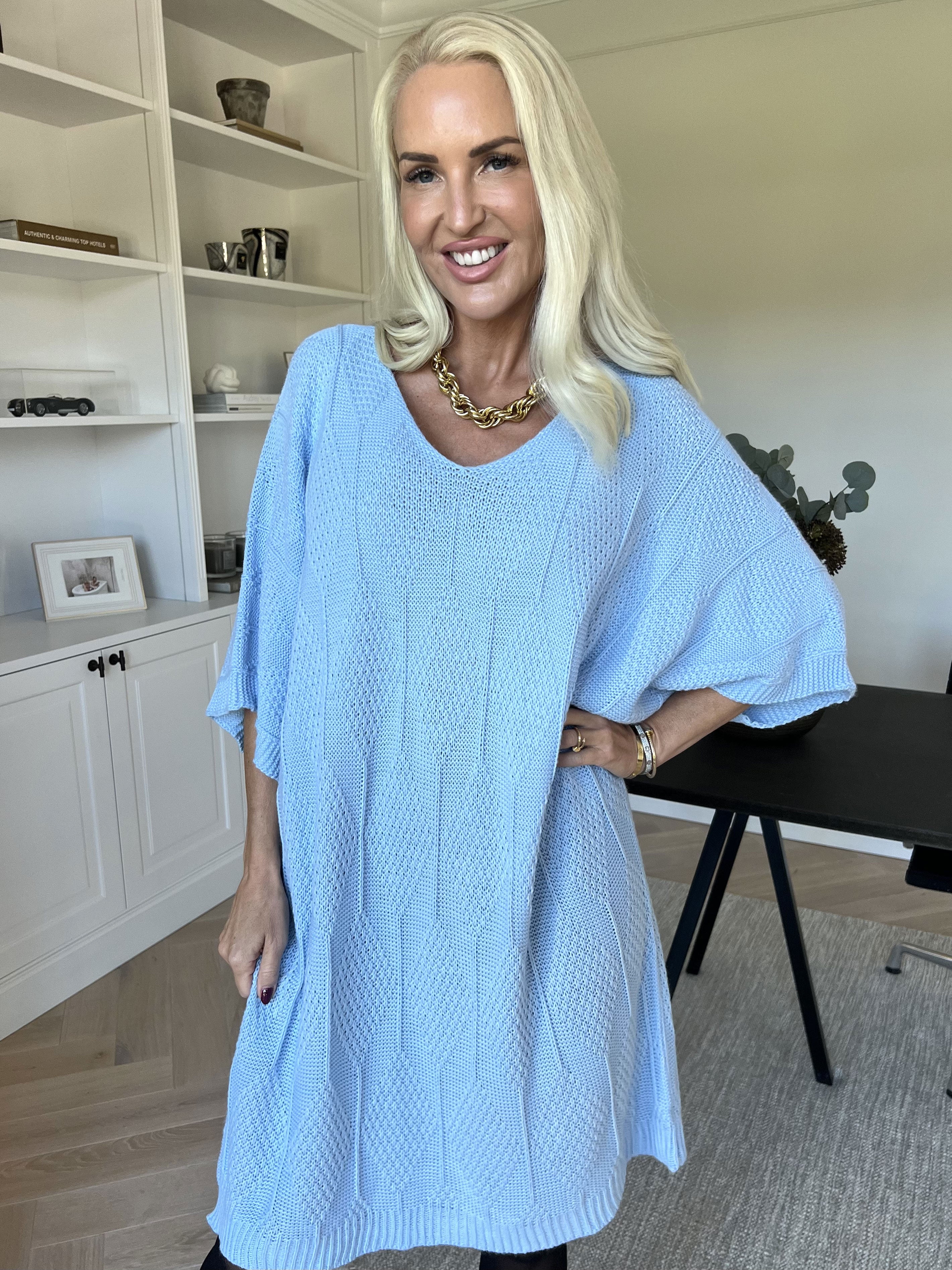 Brenda - Strikkjole med korte ærmer