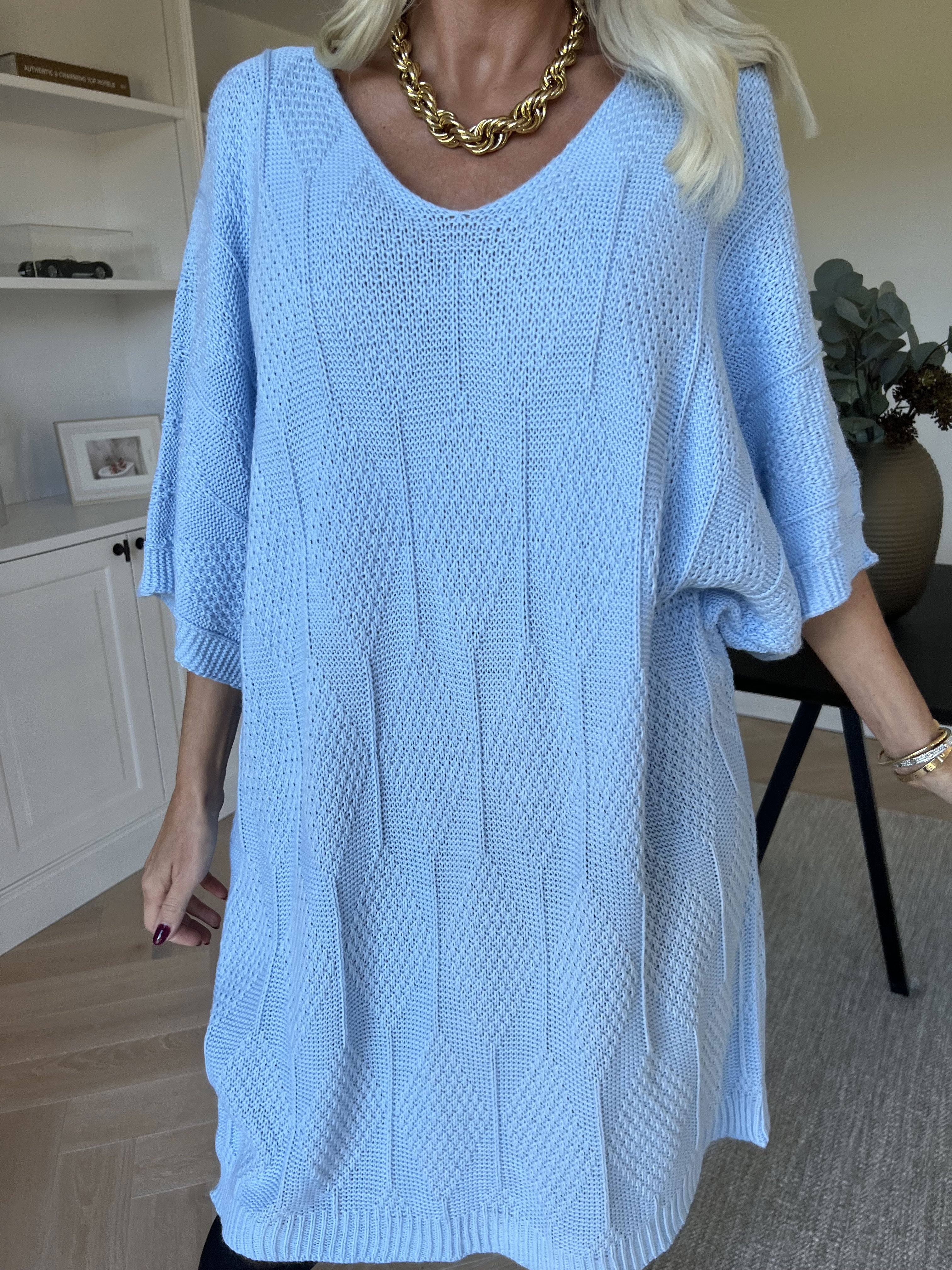 Brenda - Strikkjole med korte ærmer