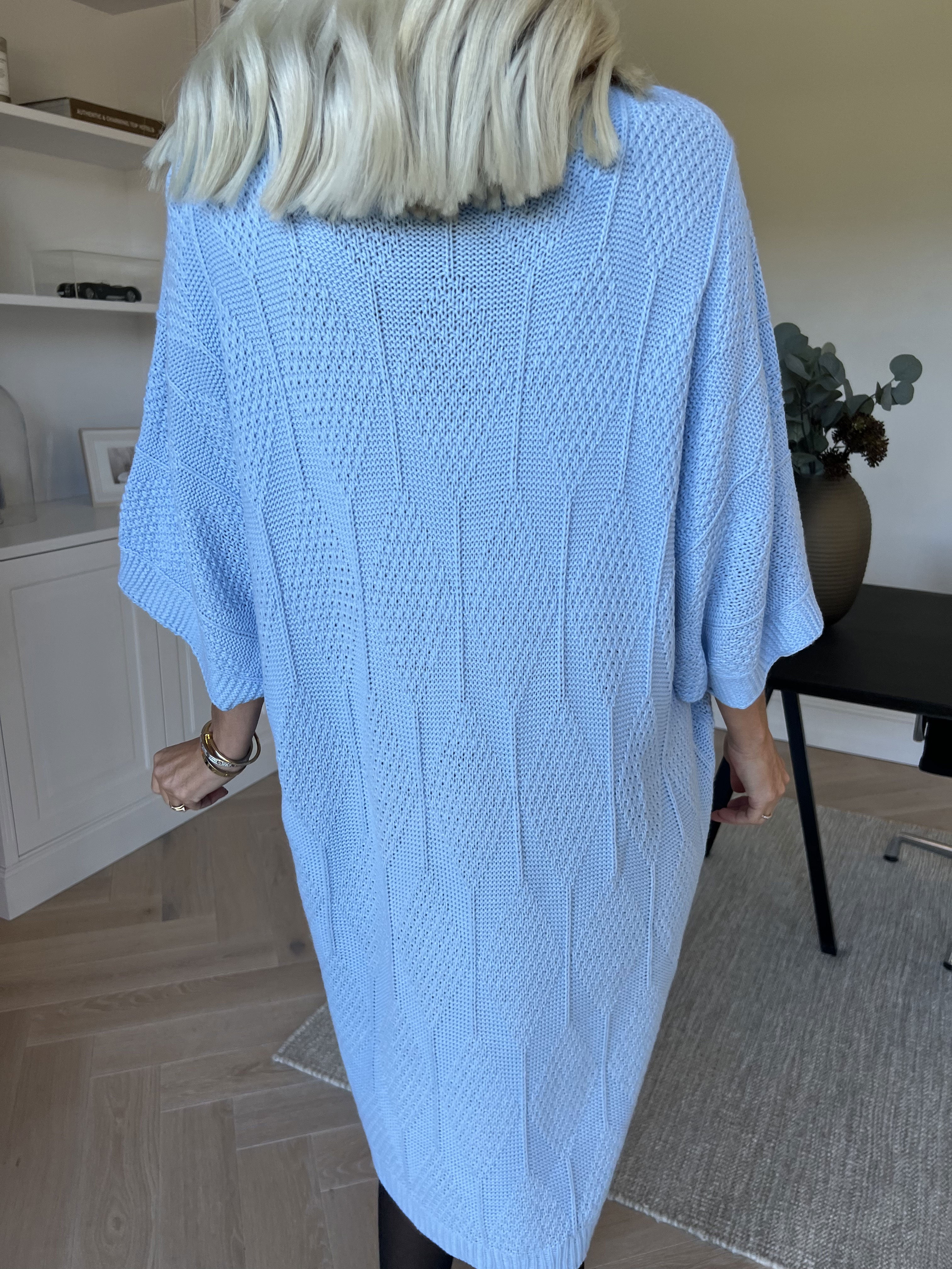 Brenda - Strikkjole med korte ærmer