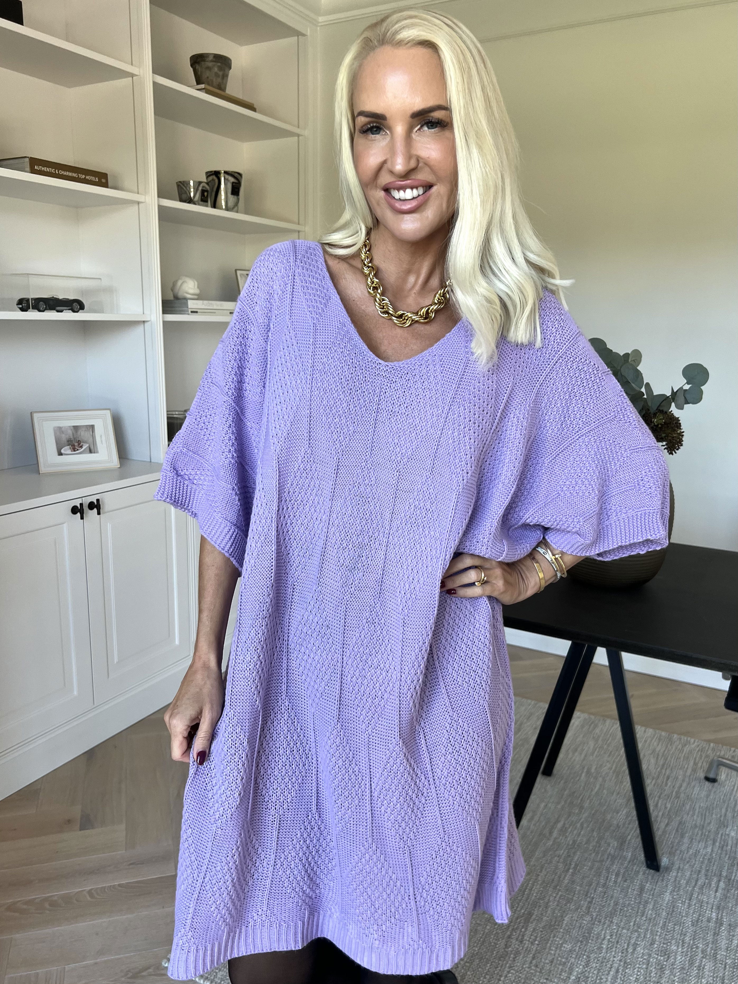 Brenda - Strikkjole med korte ærmer