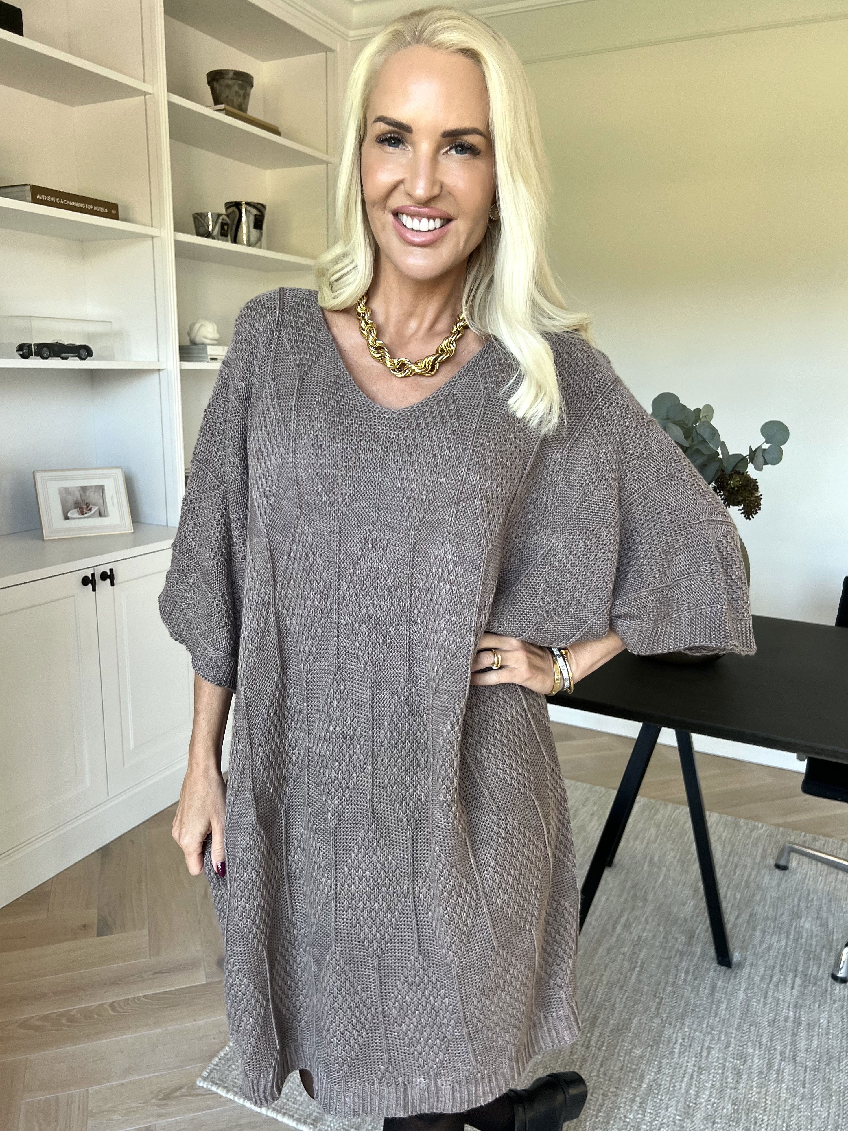 Brenda - Strikkjole med korte ærmer