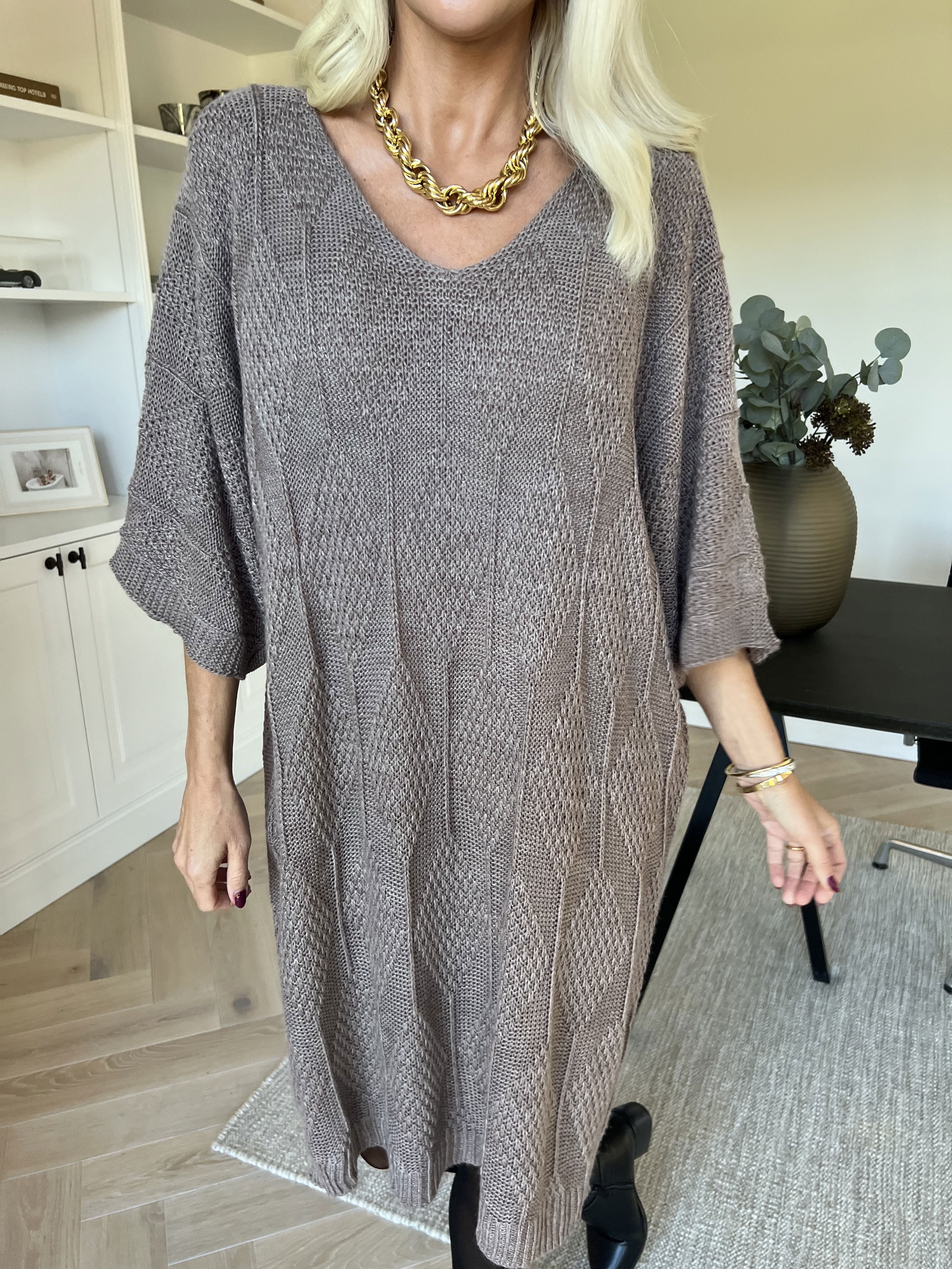 Brenda - Strikkjole med korte ærmer