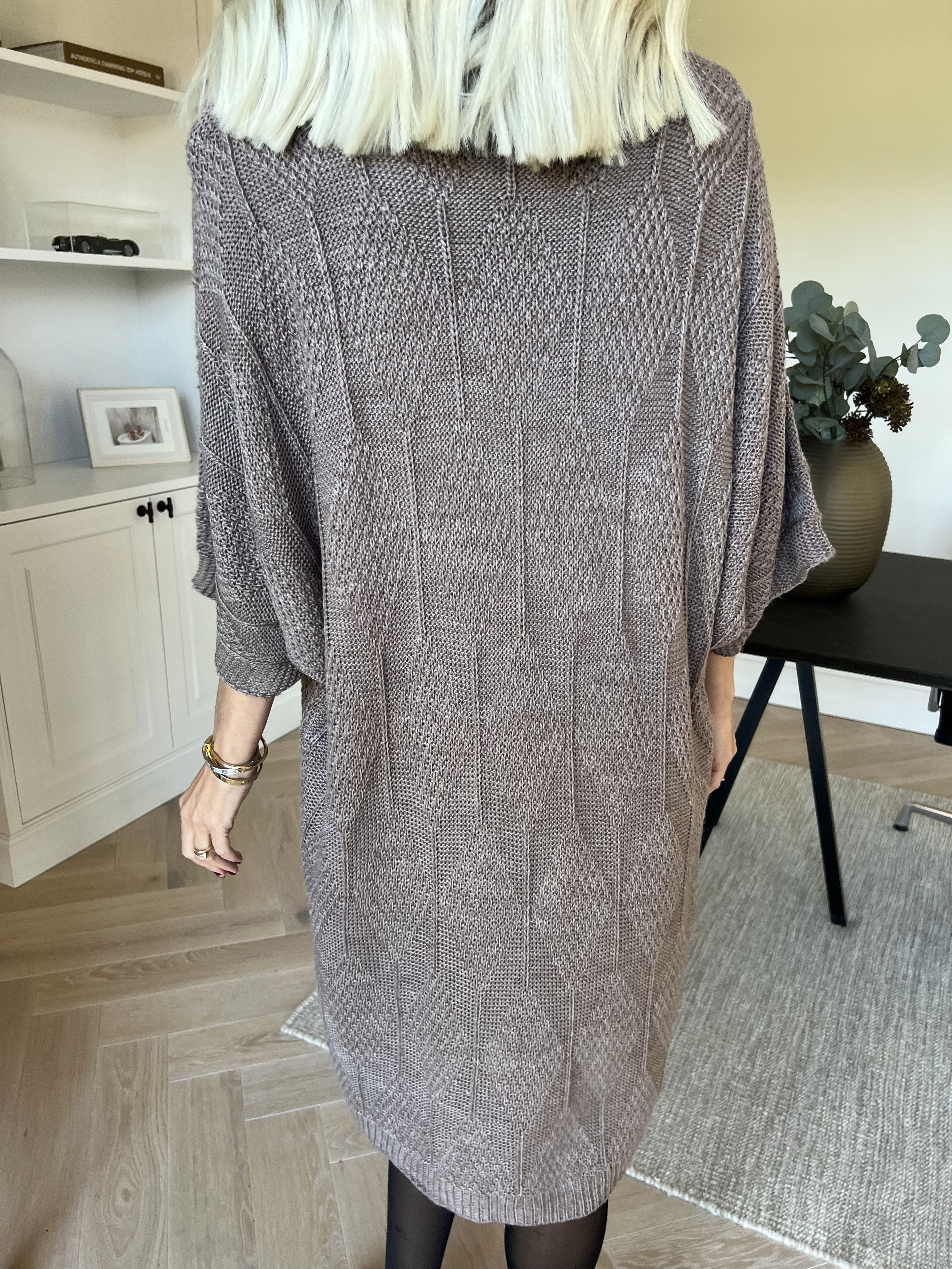 Brenda - Strikkjole med korte ærmer