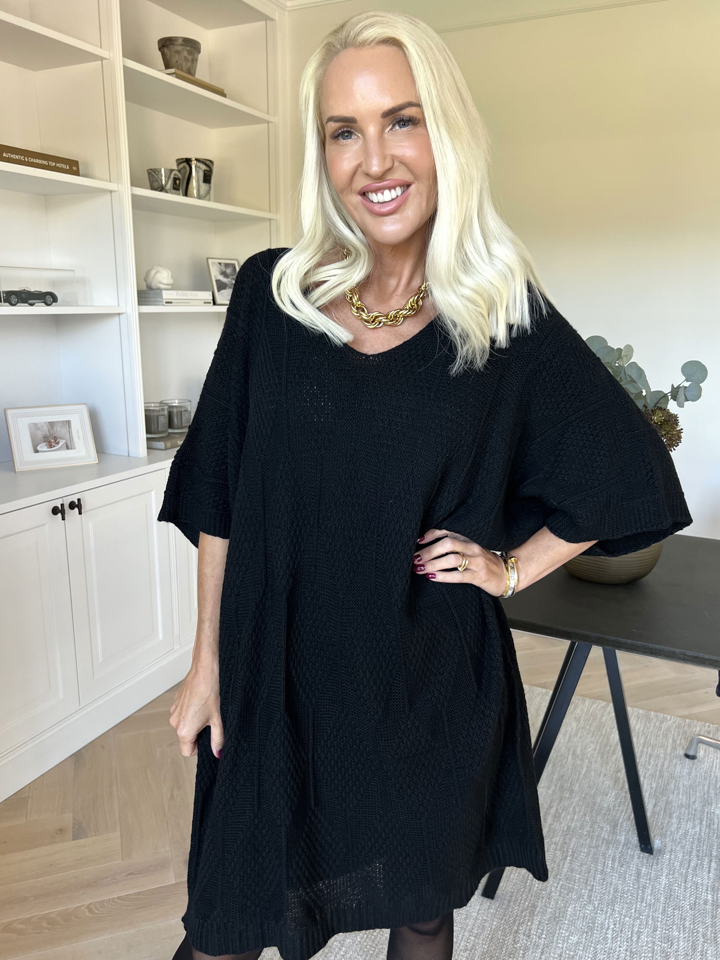 Brenda - Strikkjole med korte ærmer