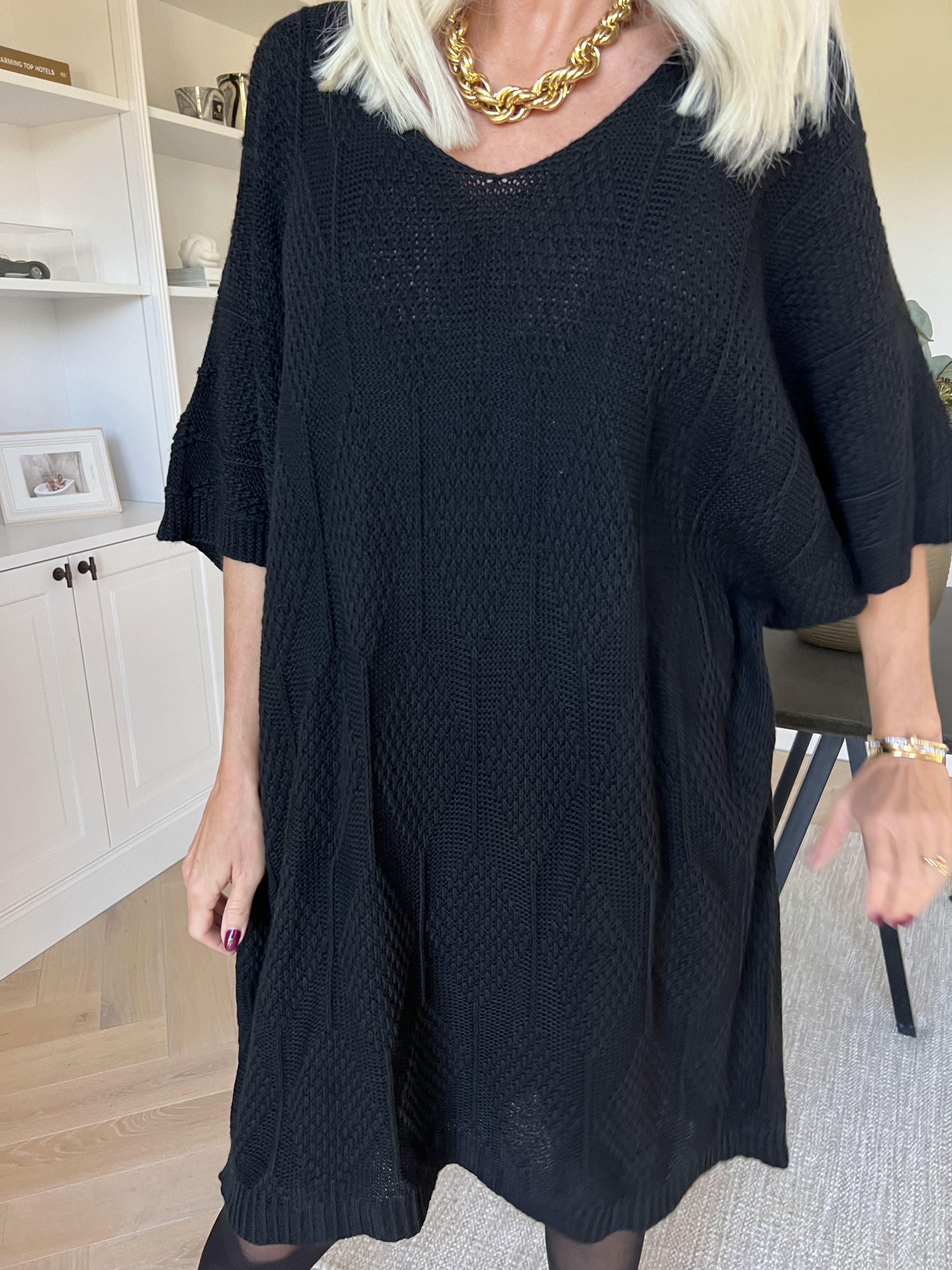 Brenda - Strikkjole med korte ærmer