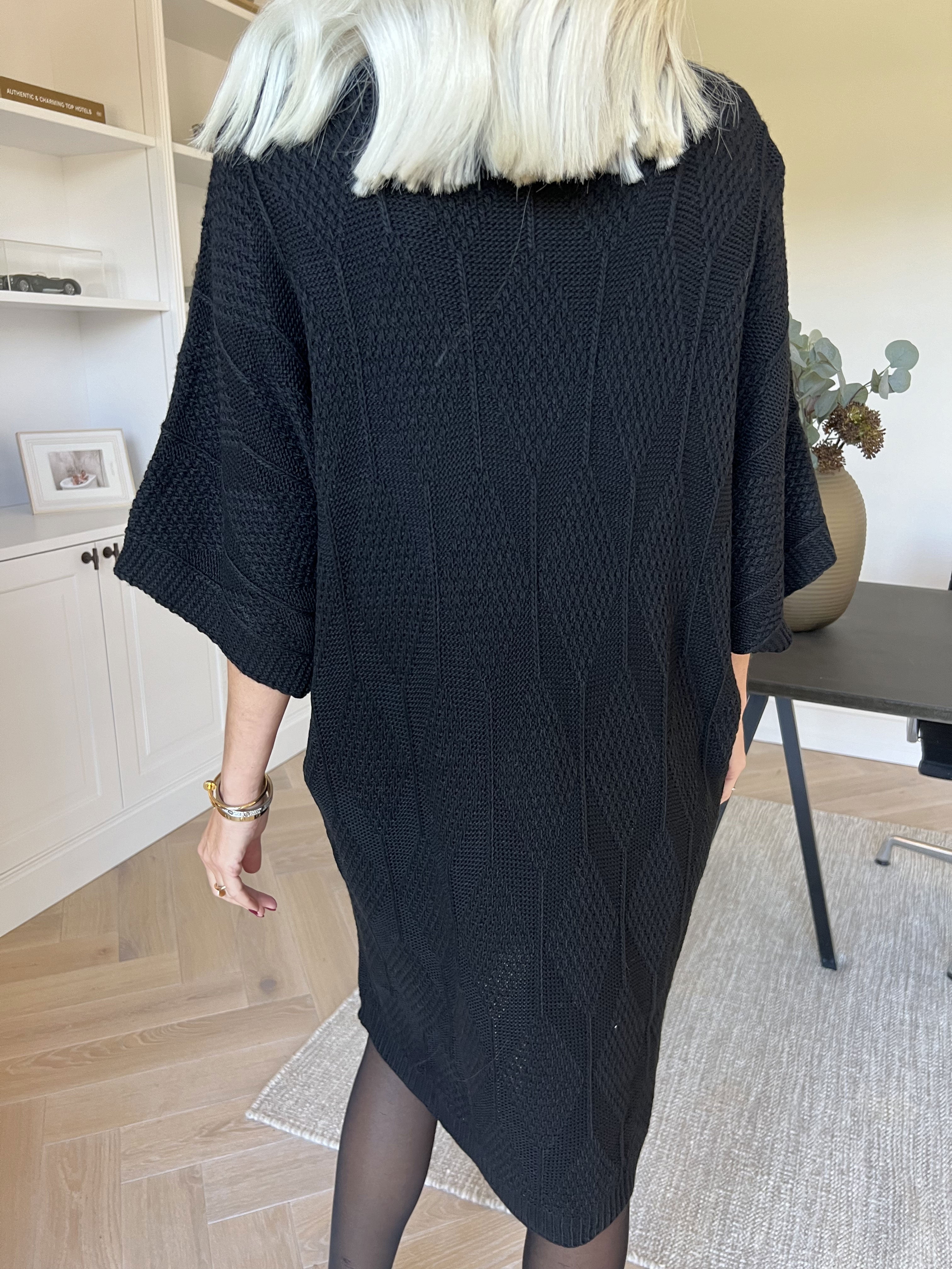 Brenda - Strikkjole med korte ærmer