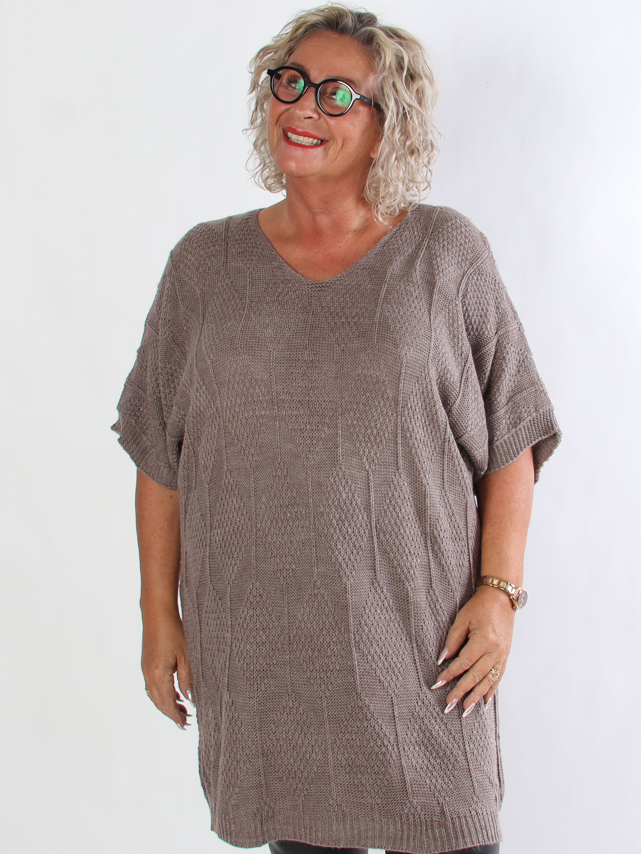 Brenda - Plus size strikkjole med korte ærmer