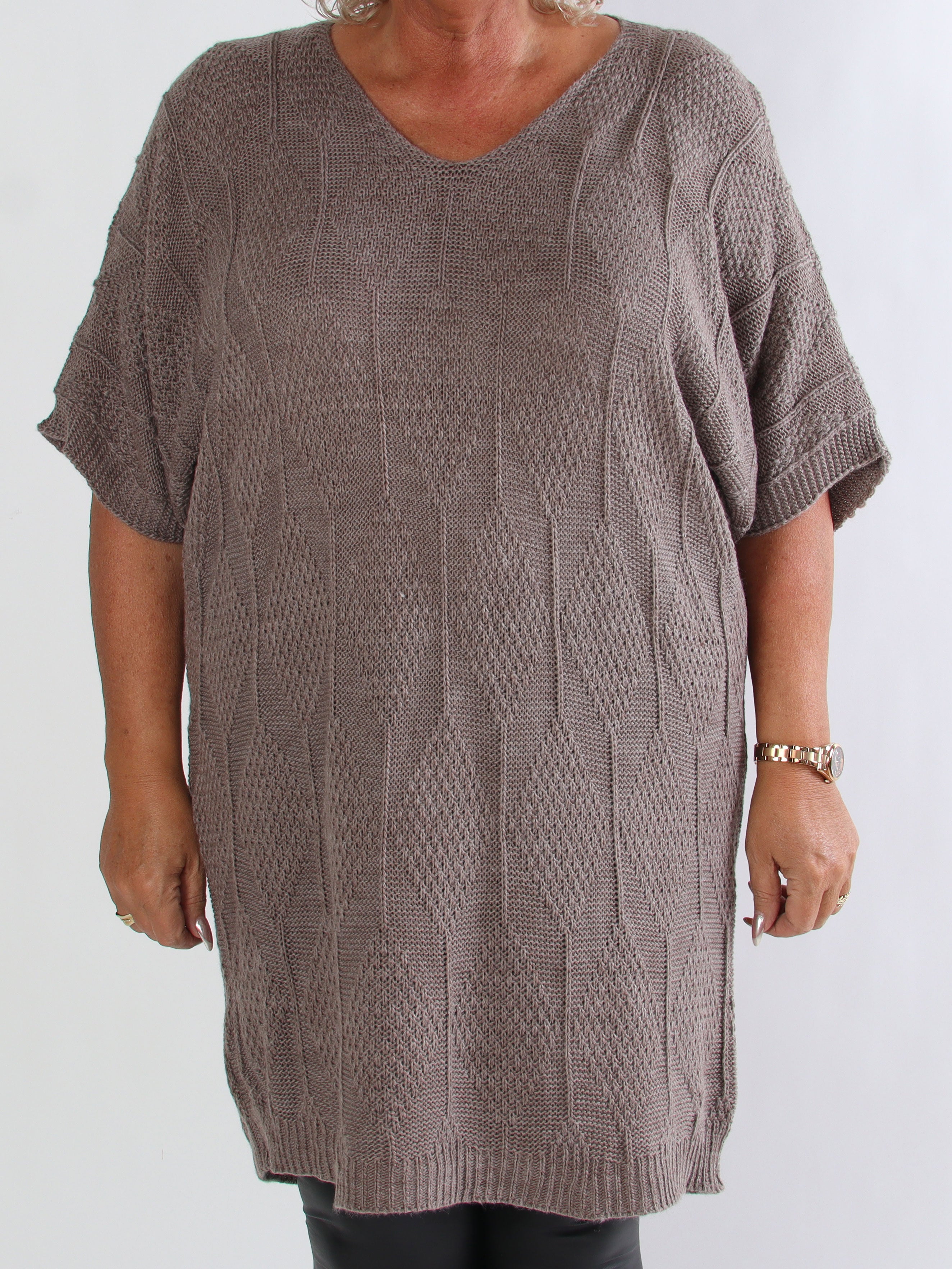 Brenda - Plus size strikkjole med korte ærmer