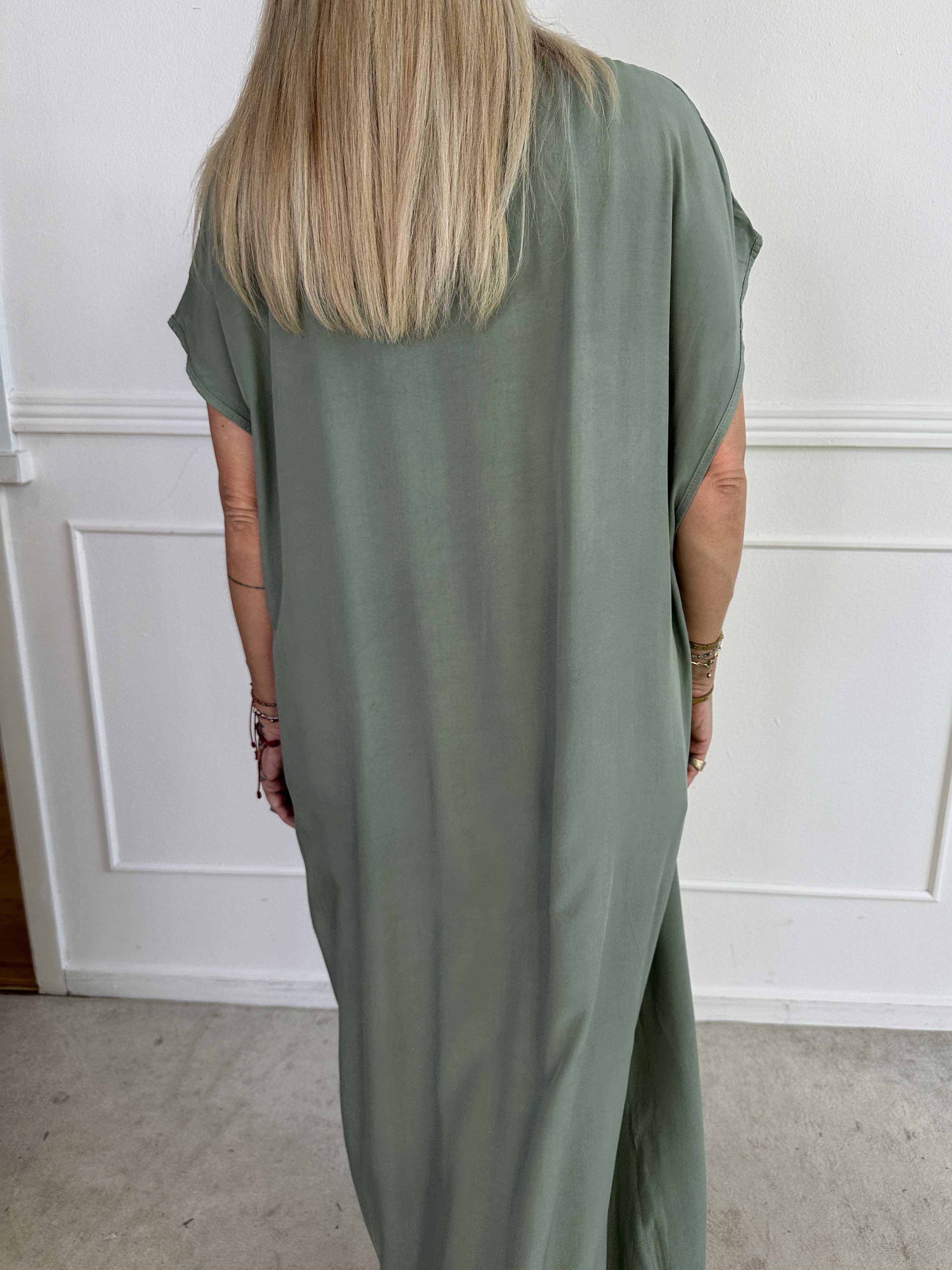 Briseis - Lang luftig kjole i viskose med v-udskæring