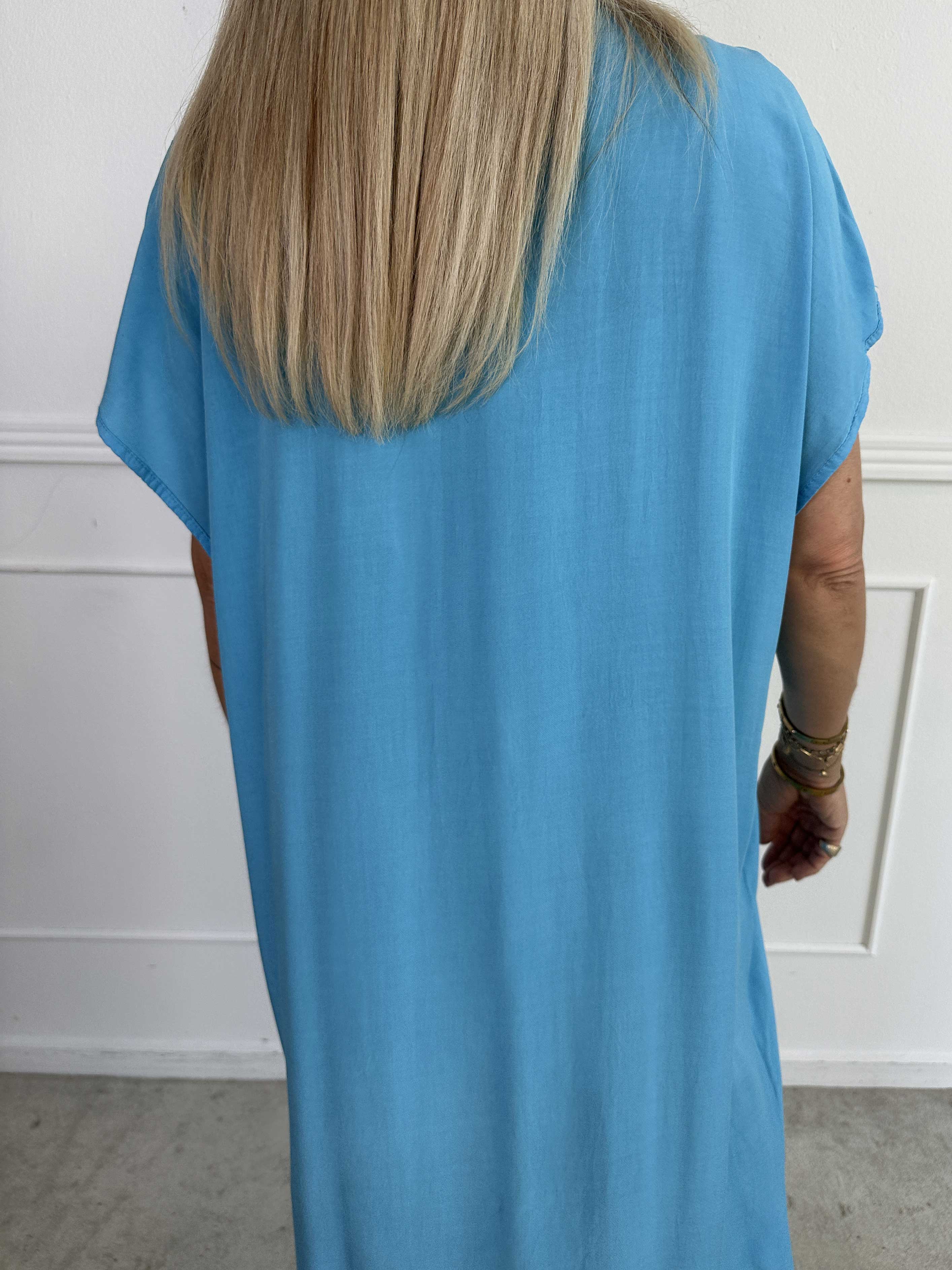 Briseis - Lang luftig kjole i viskose med v-udskæring