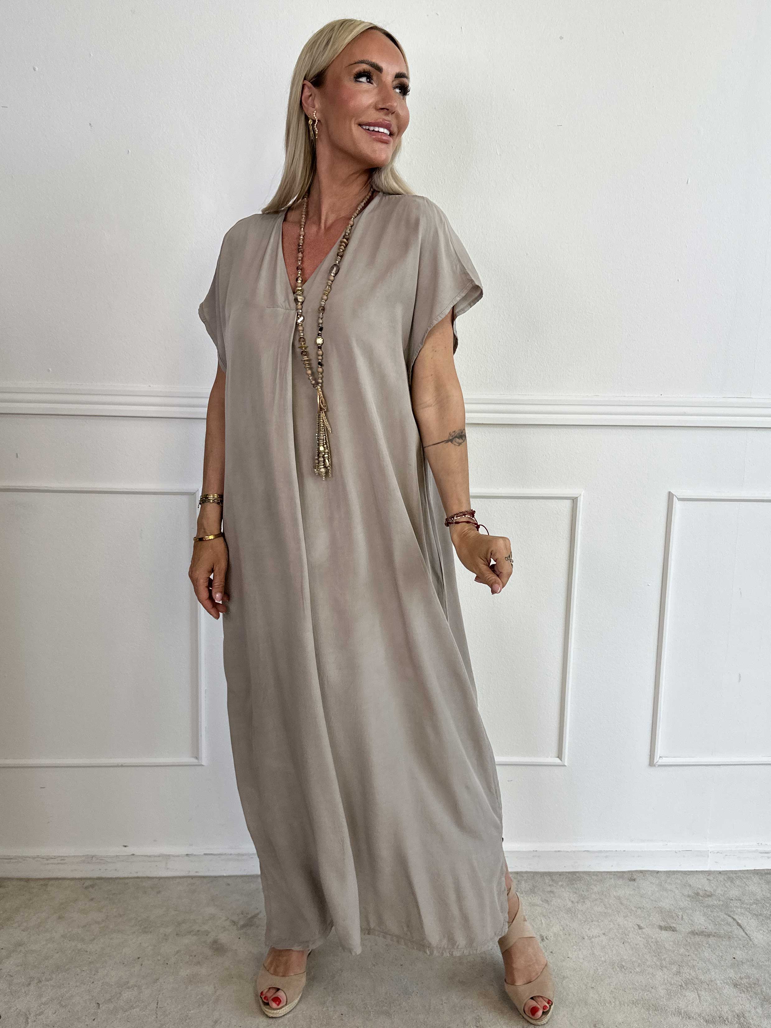 Briseis - Lang luftig kjole i viskose med v-udskæring