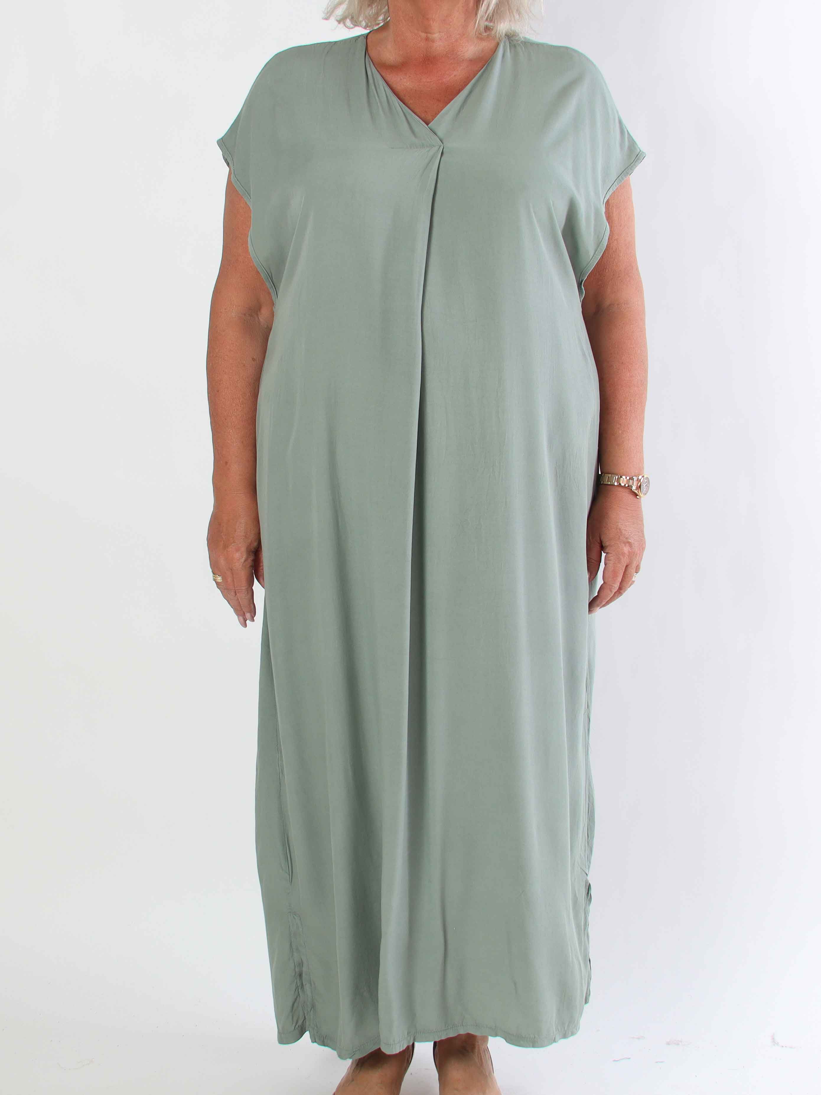 Briseis - Lang luftig plus size kjole i viskose med v-udskæring