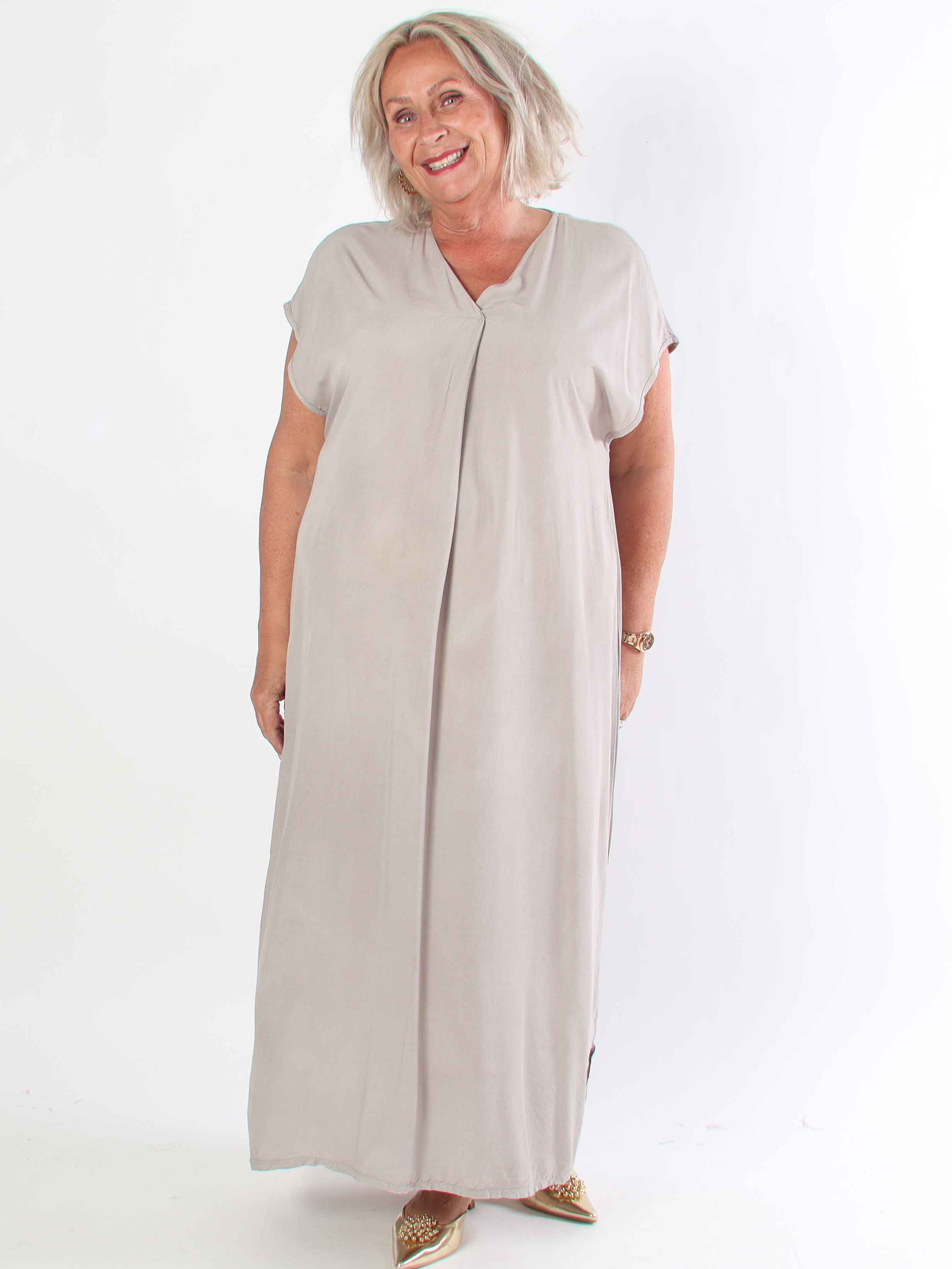 Briseis - Lang luftig plus size kjole i viskose med v-udskæring