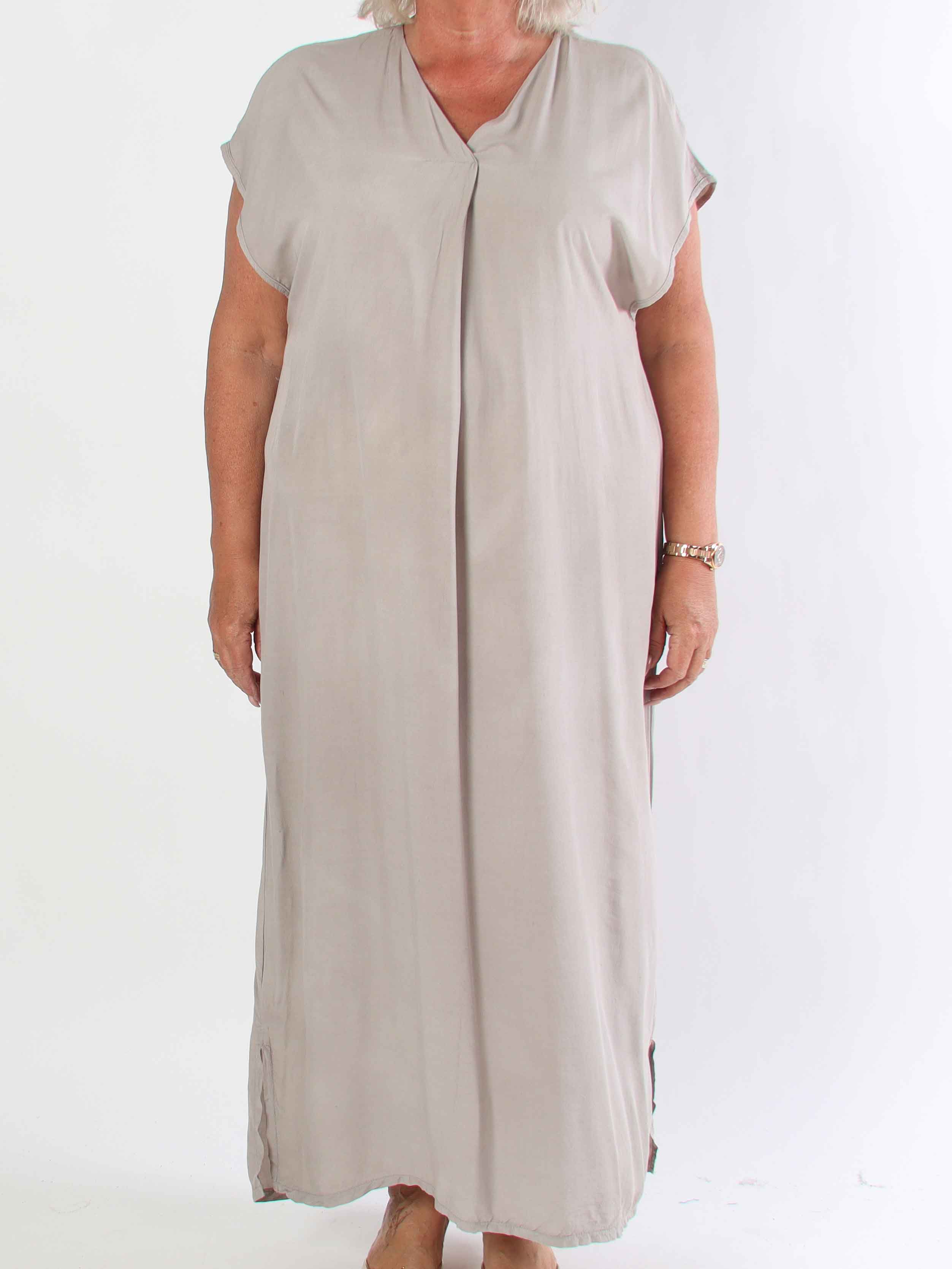 Briseis - Lang luftig plus size kjole i viskose med v-udskæring