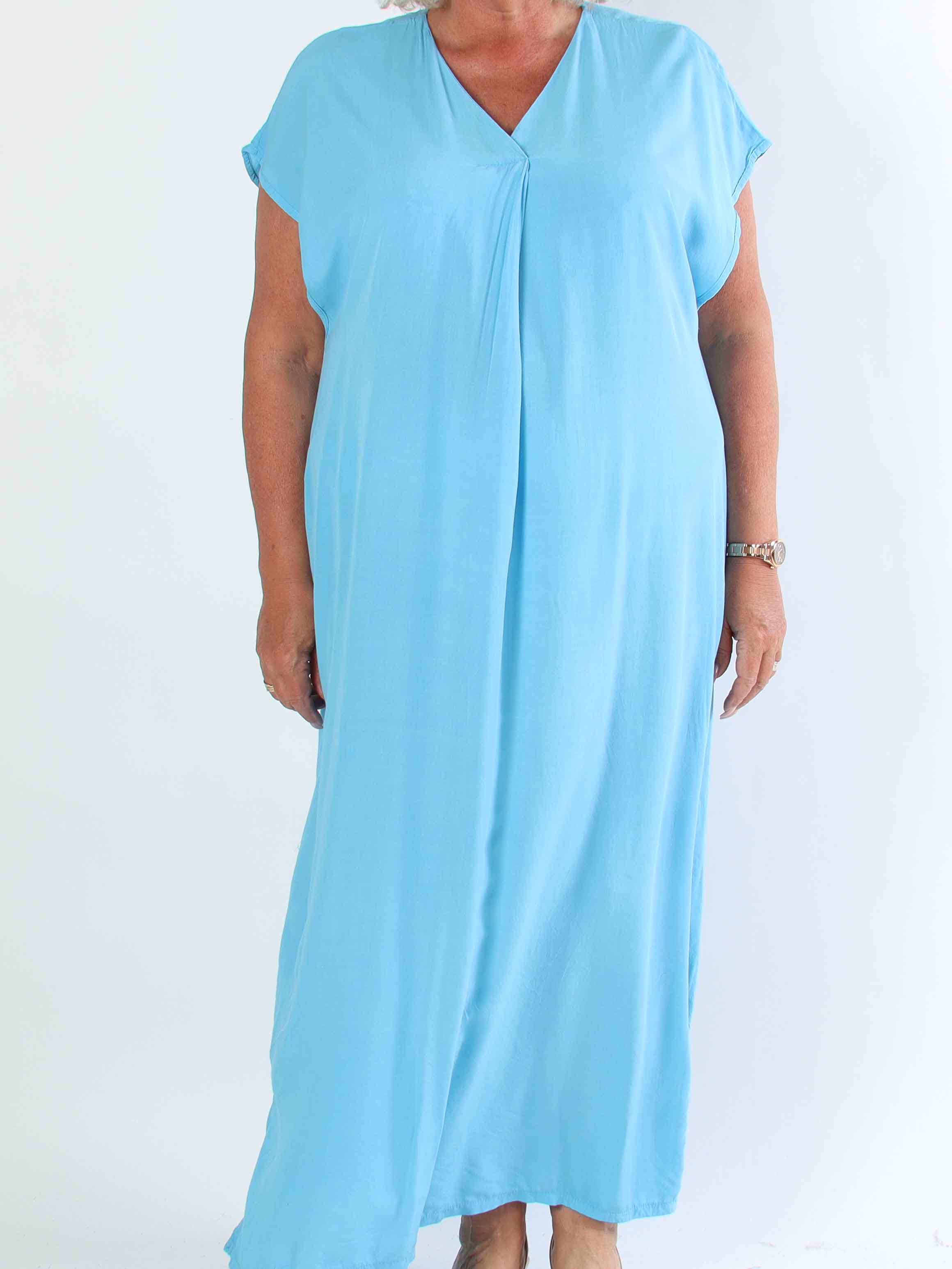 Briseis - Lang luftig plus size kjole i viskose med v-udskæring