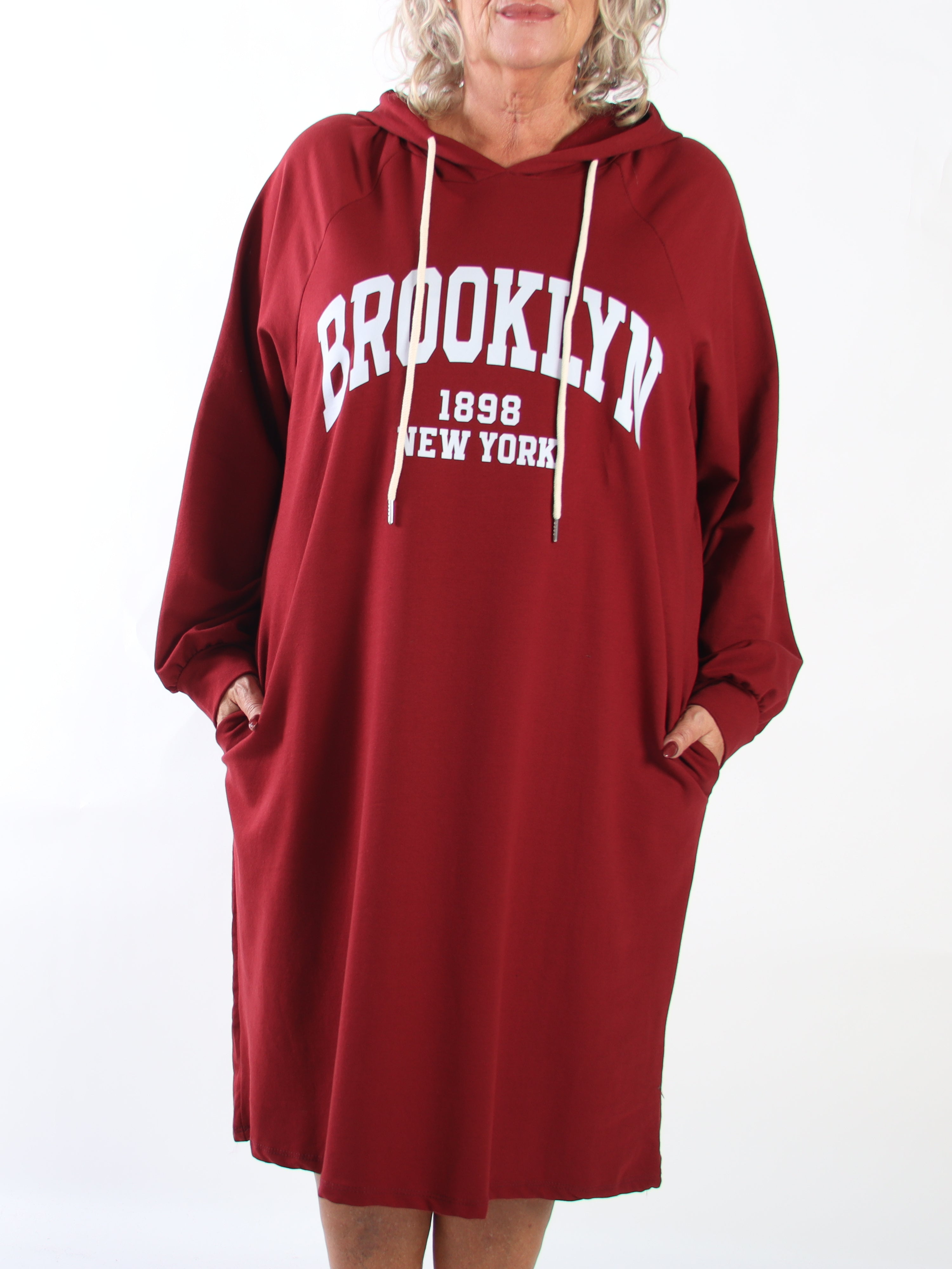 Brooklyn - Lang plus size hoodiekjole i blød bomuld med et cool BROOKLYN-print på brystet
