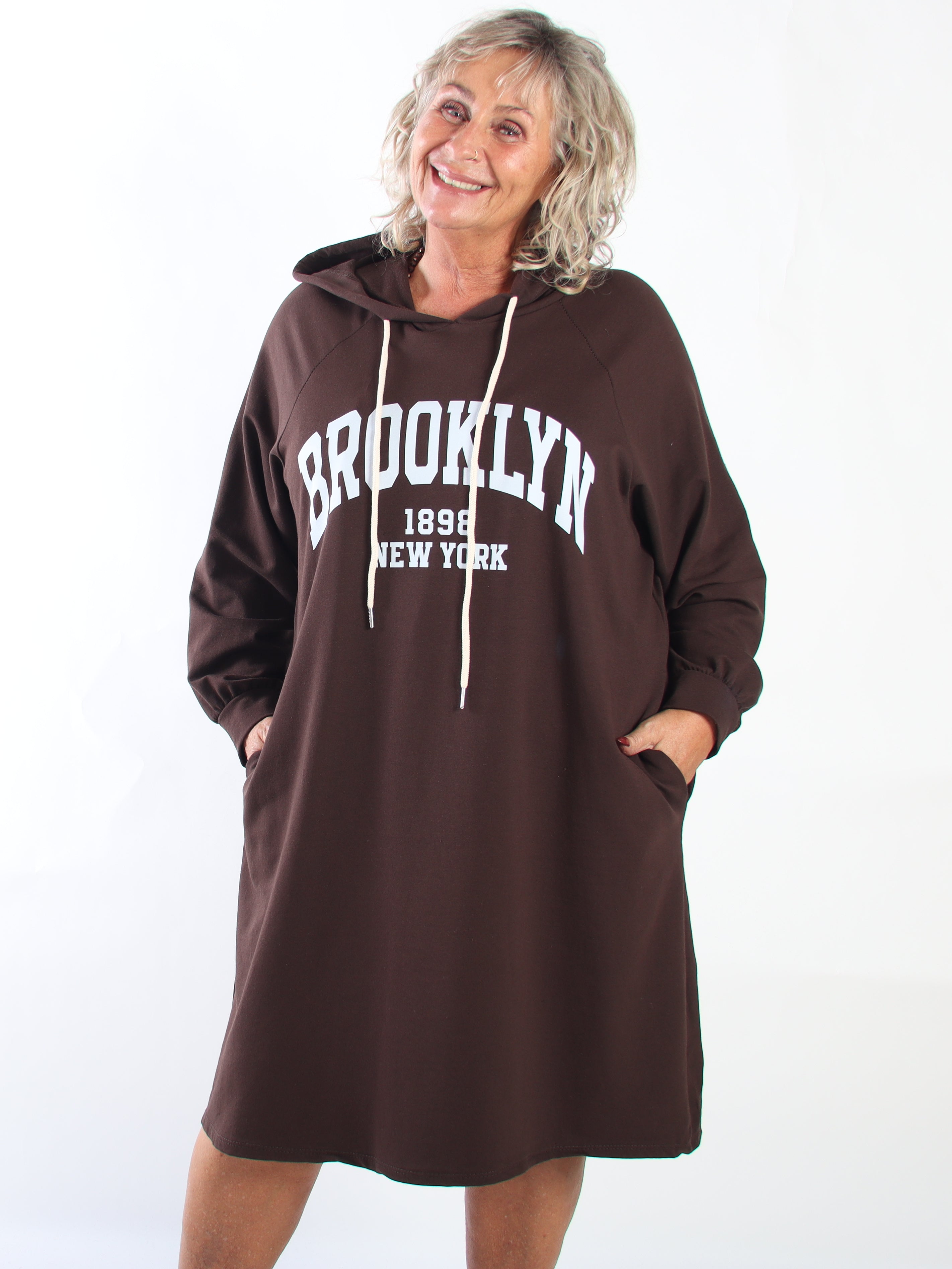 Brooklyn - Lang plus size hoodiekjole i blød bomuld med et cool BROOKLYN-print på brystet