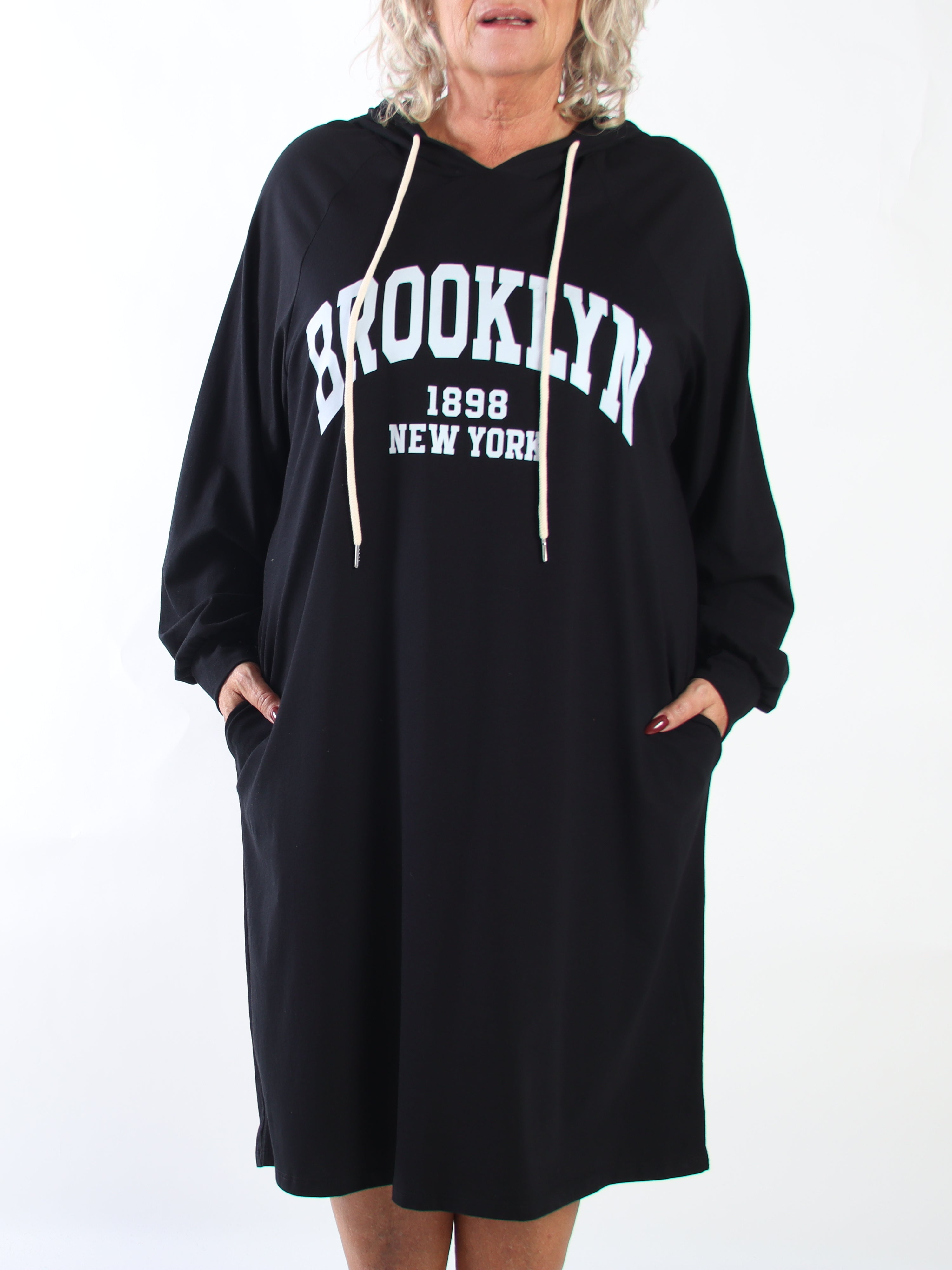 Brooklyn - Lang plus size hoodiekjole i blød bomuld med et cool BROOKLYN-print på brystet