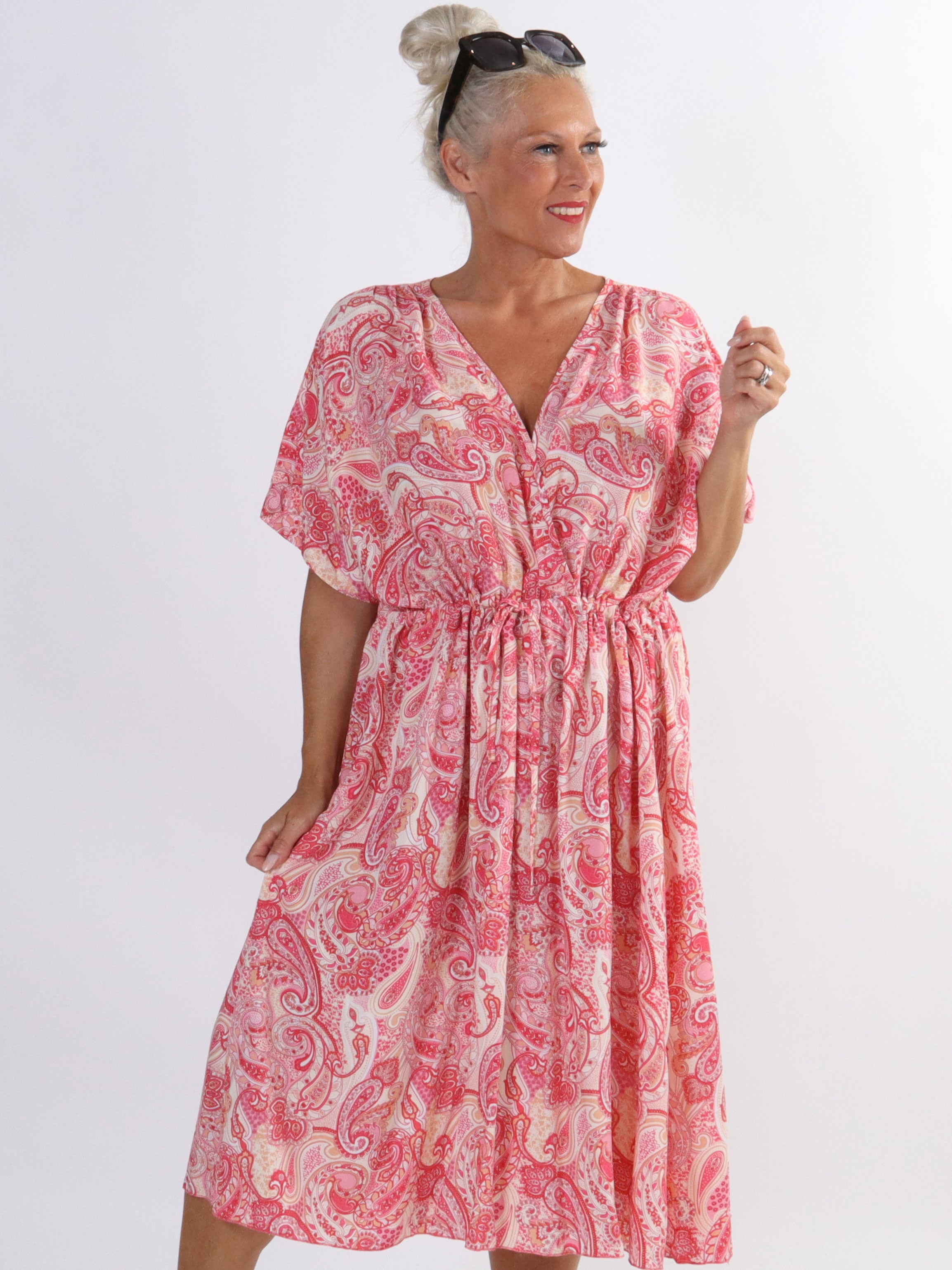 Cali - Sød plus size kjole i viskose med paisley mønster