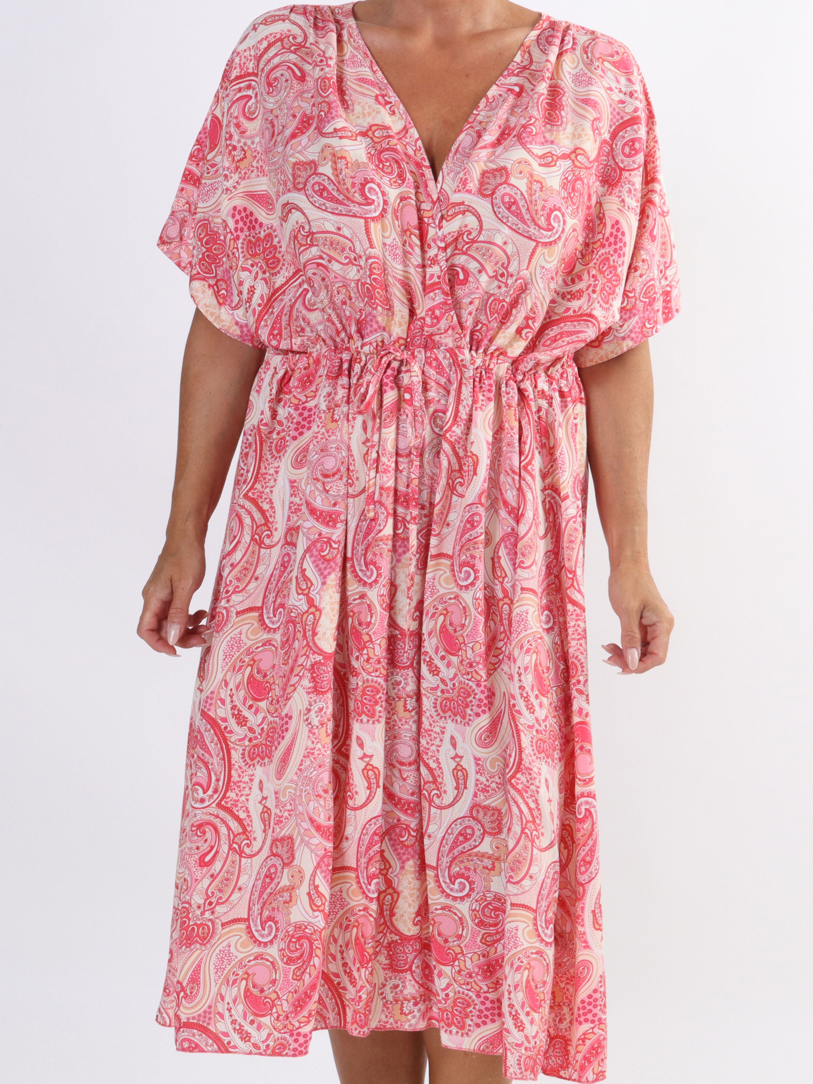 Cali - Sød plus size kjole i viskose med paisley mønster