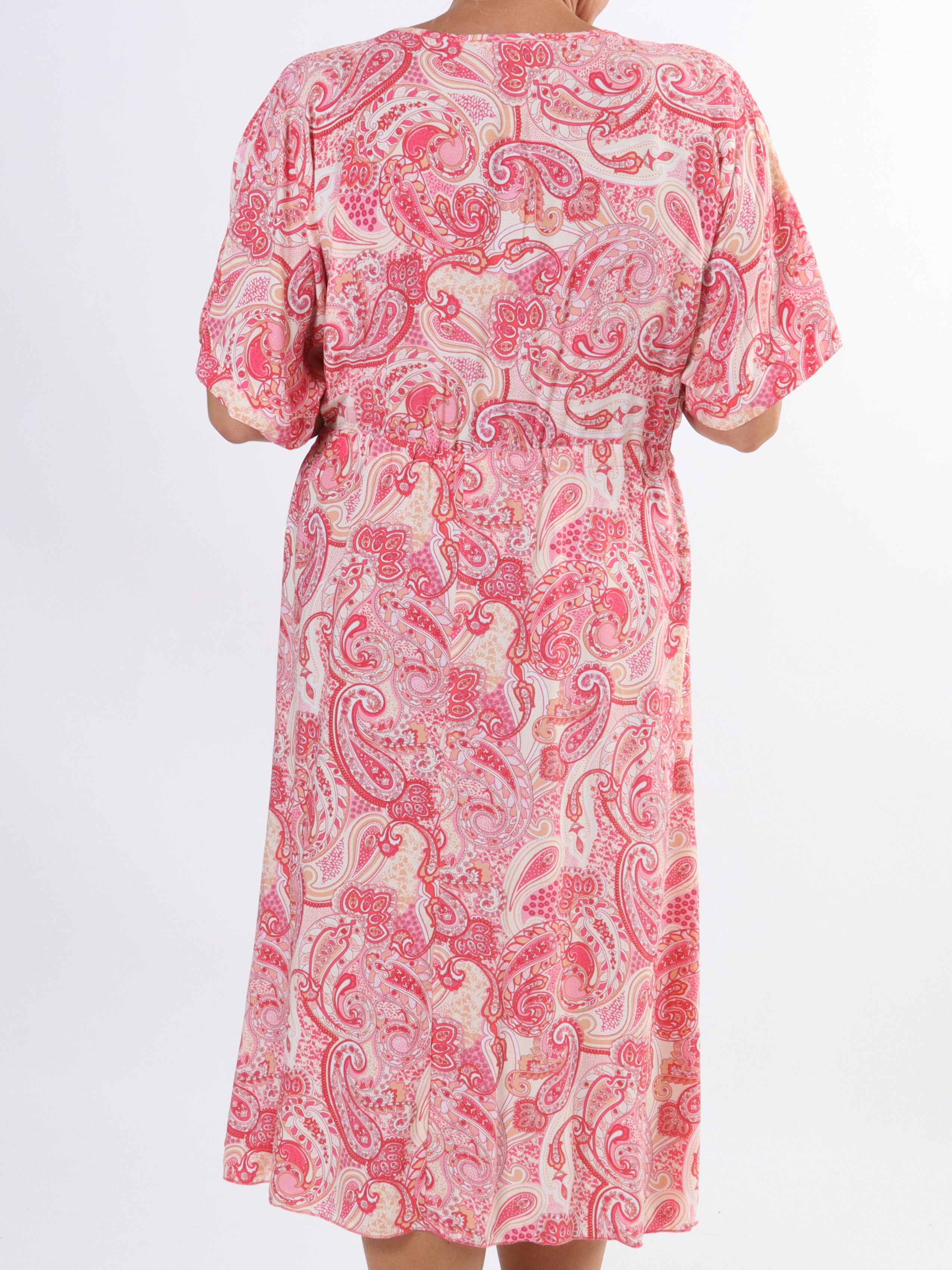 Cali - Sød plus size kjole i viskose med paisley mønster