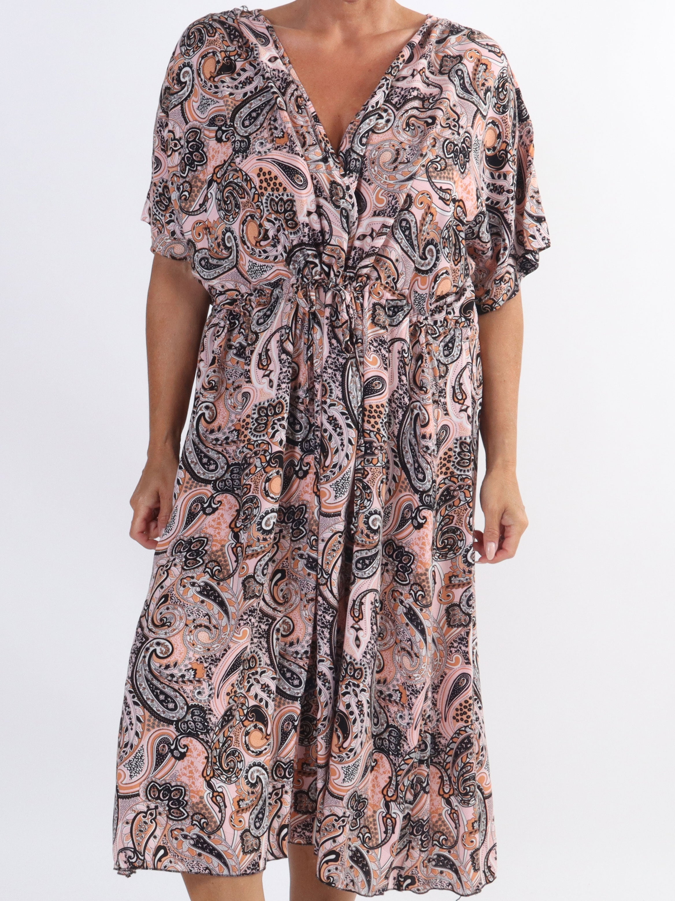 Cali - Sød plus size kjole i viskose med paisley mønster