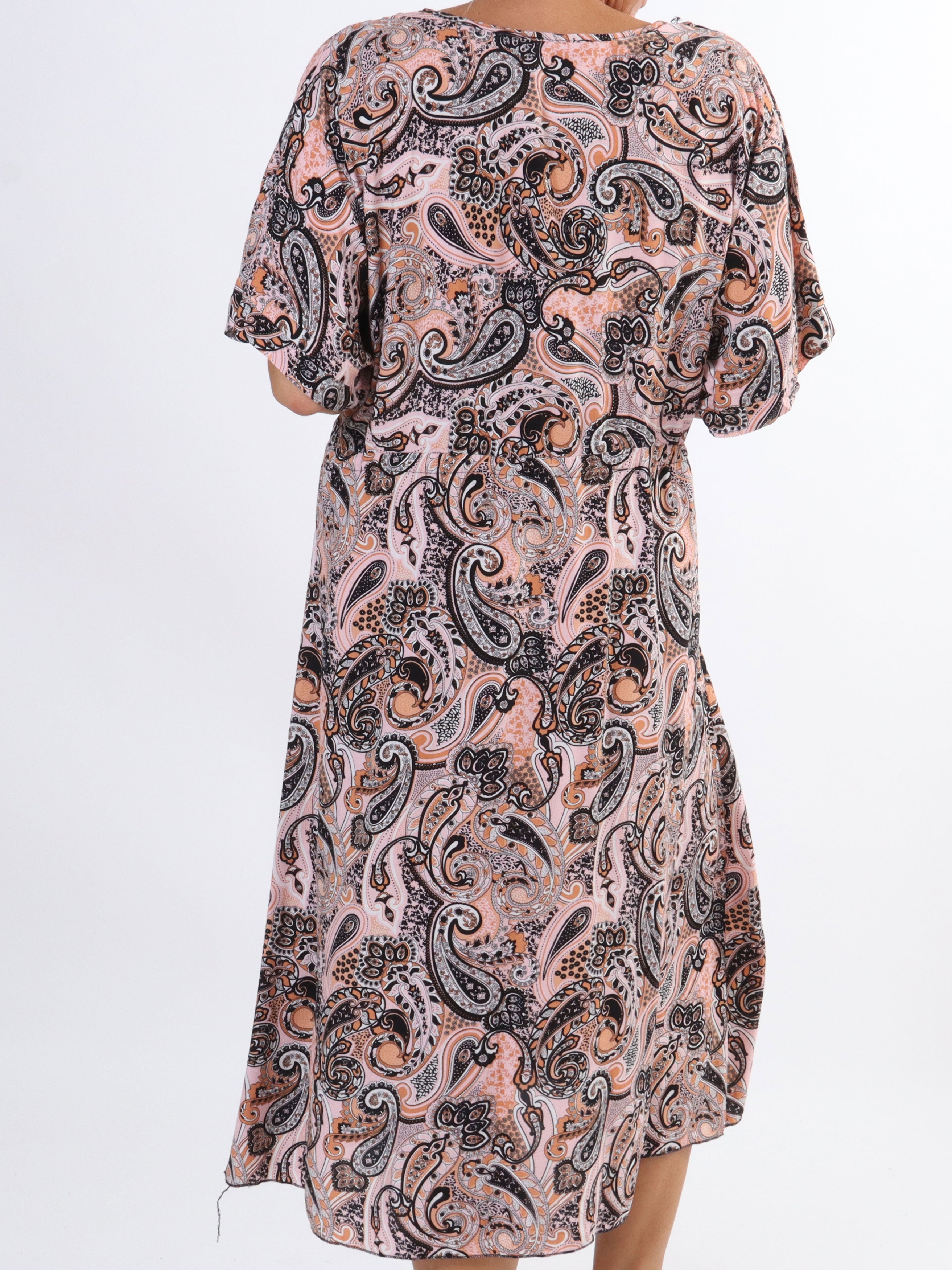 Cali - Sød plus size kjole i viskose med paisley mønster