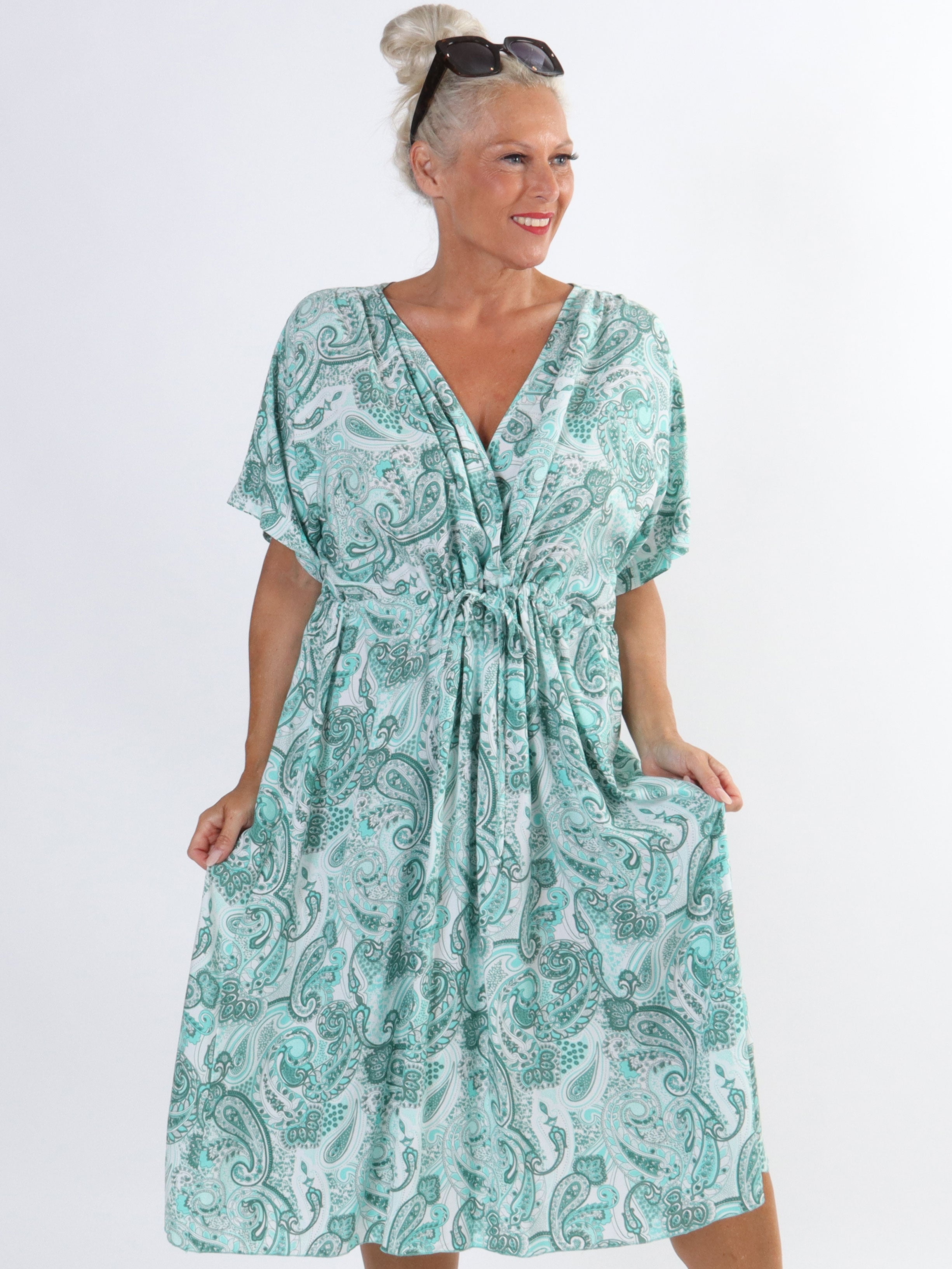 Cali - Sød plus size kjole i viskose med paisley mønster