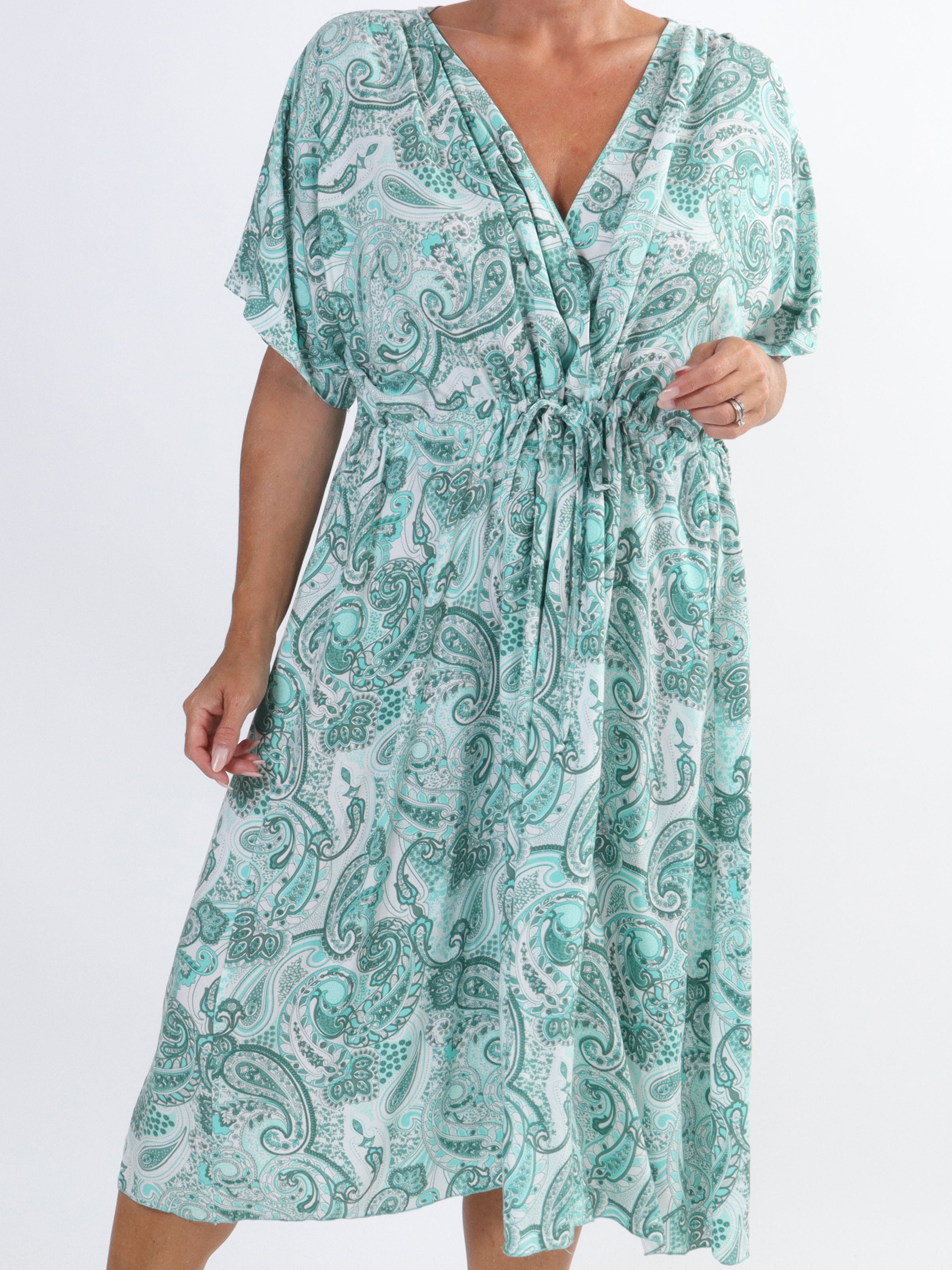 Cali - Sød plus size kjole i viskose med paisley mønster