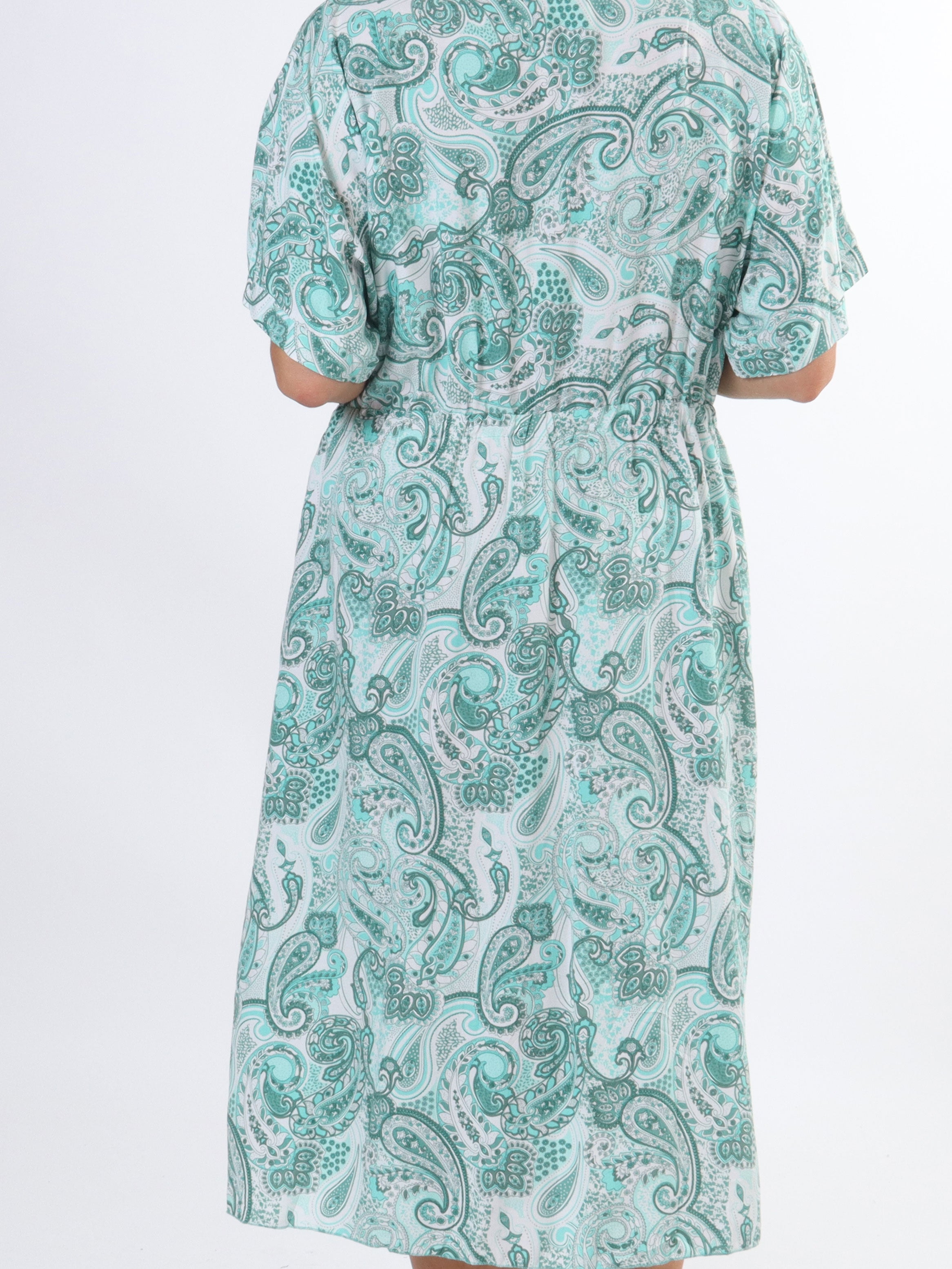 Cali - Sød plus size kjole i viskose med paisley mønster