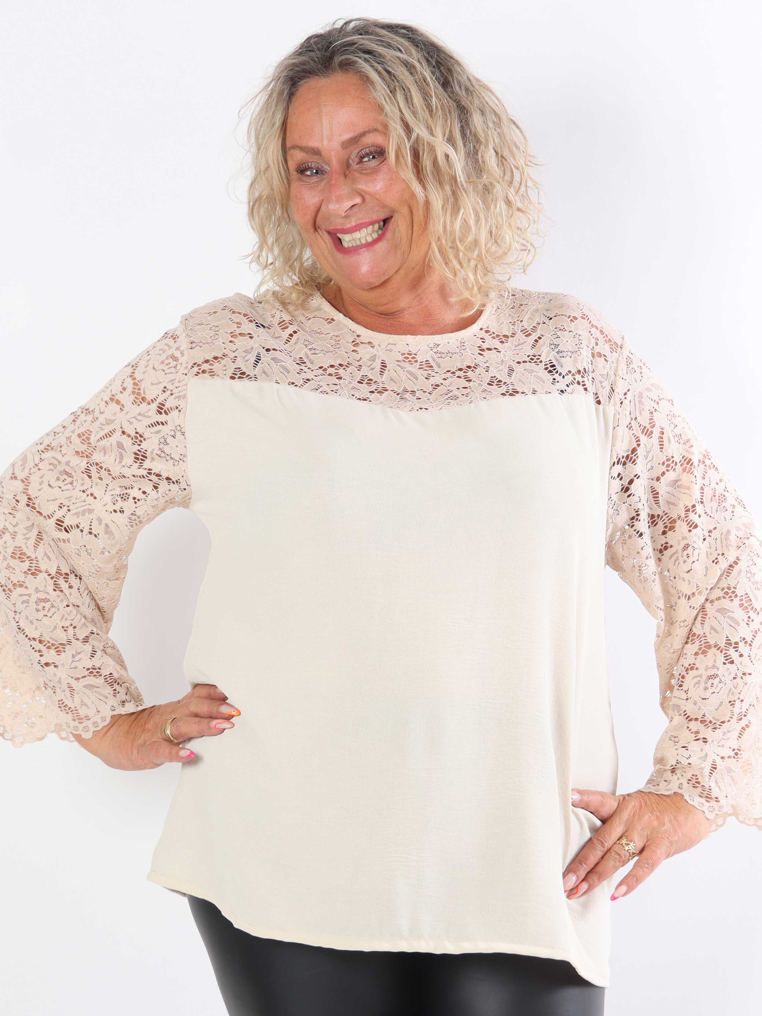 California - Sød plus size tunika med blondeærmer