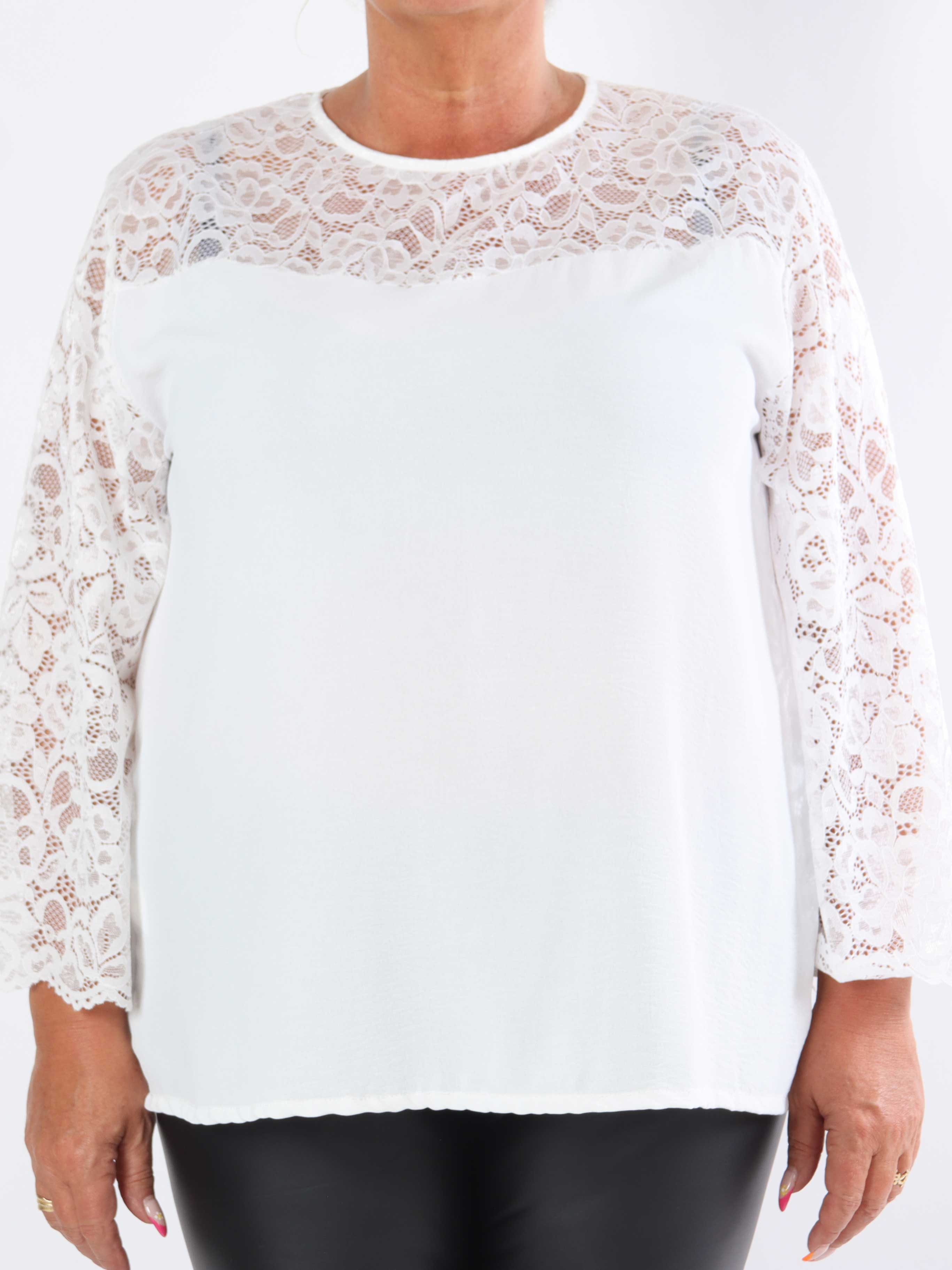 California - Sød plus size tunika med blondeærmer