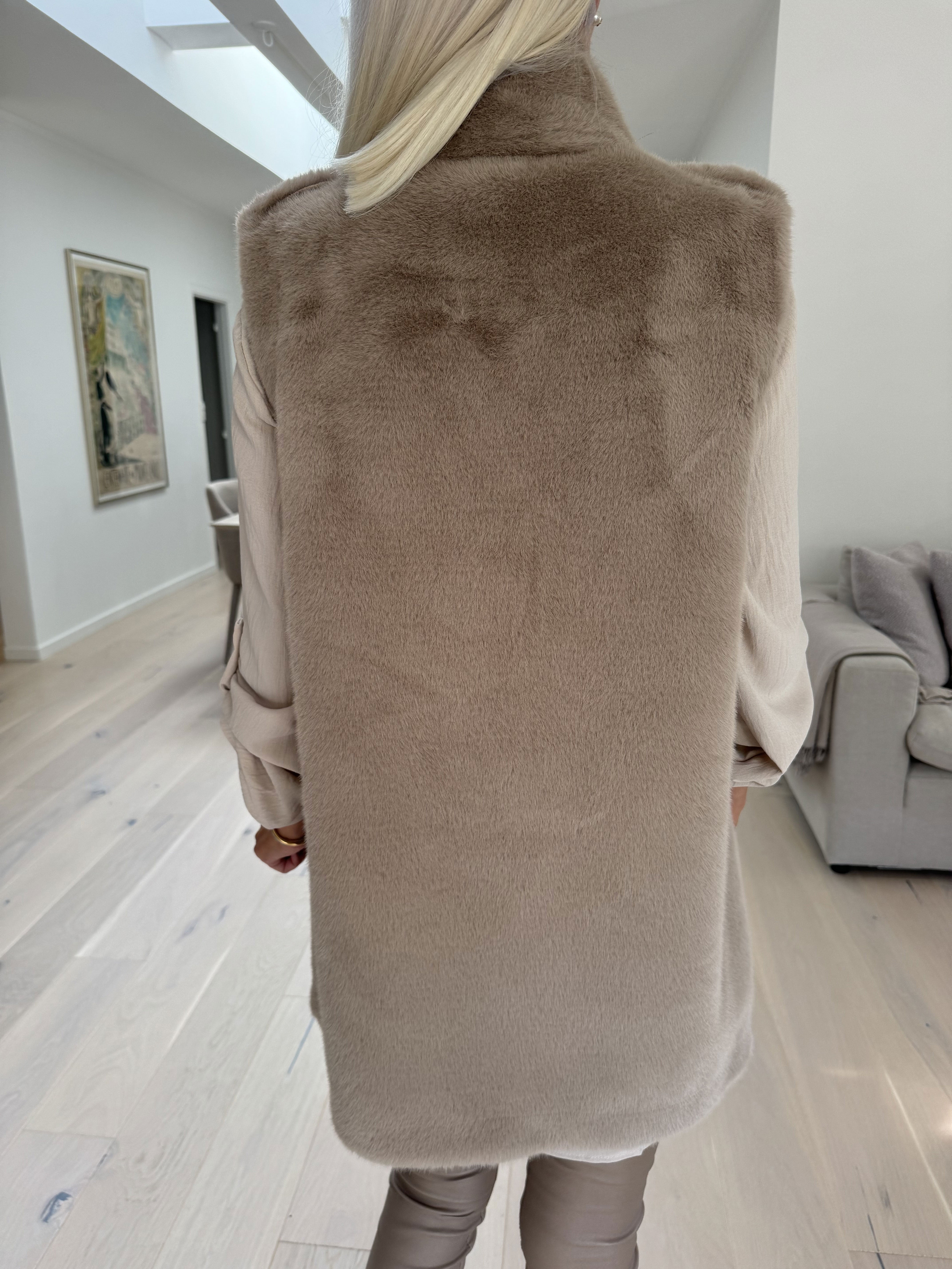 Calista - Meget blød faux fur vest med guld knapper