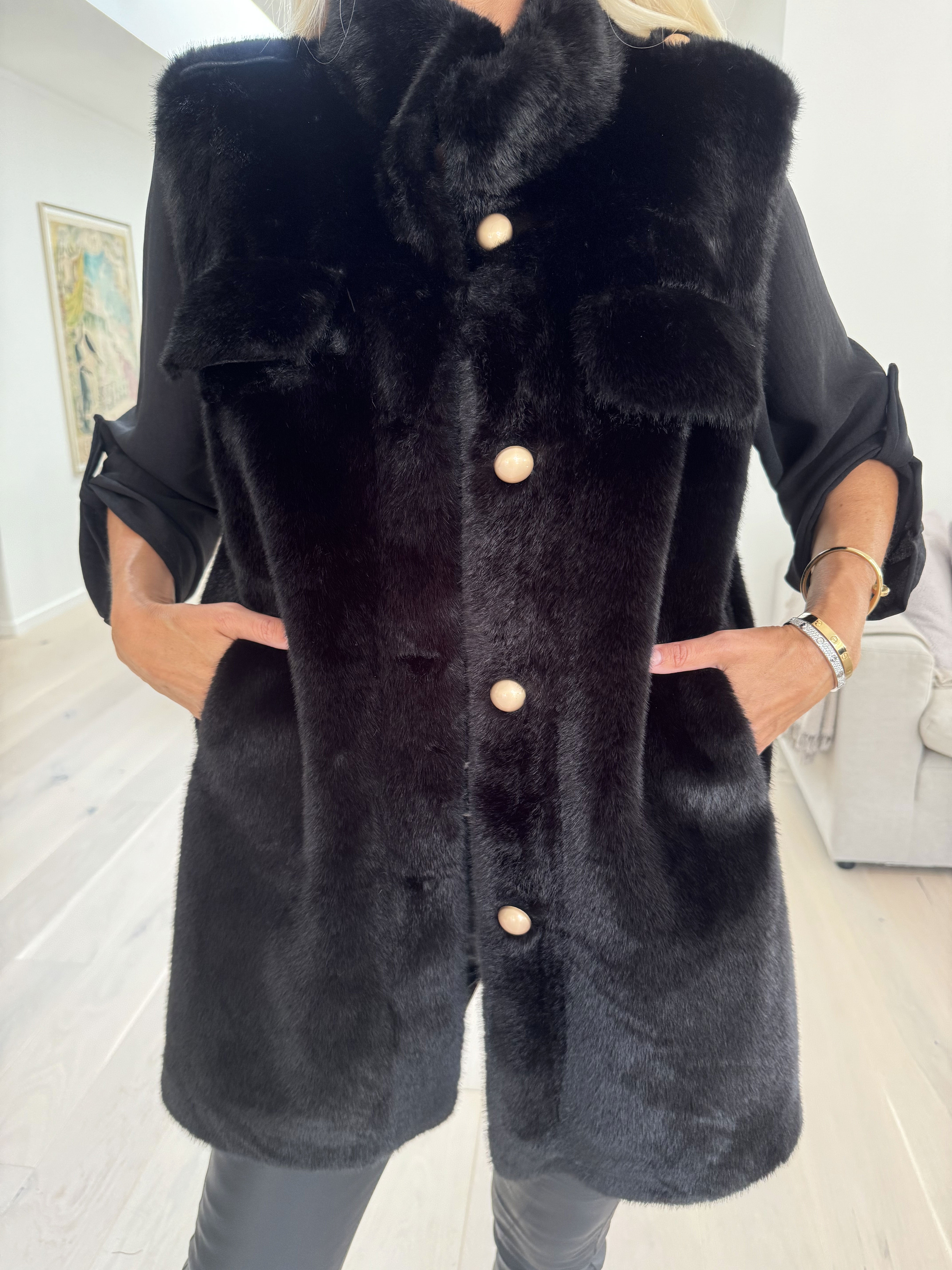 Calista - Meget blød faux fur vest med guld knapper