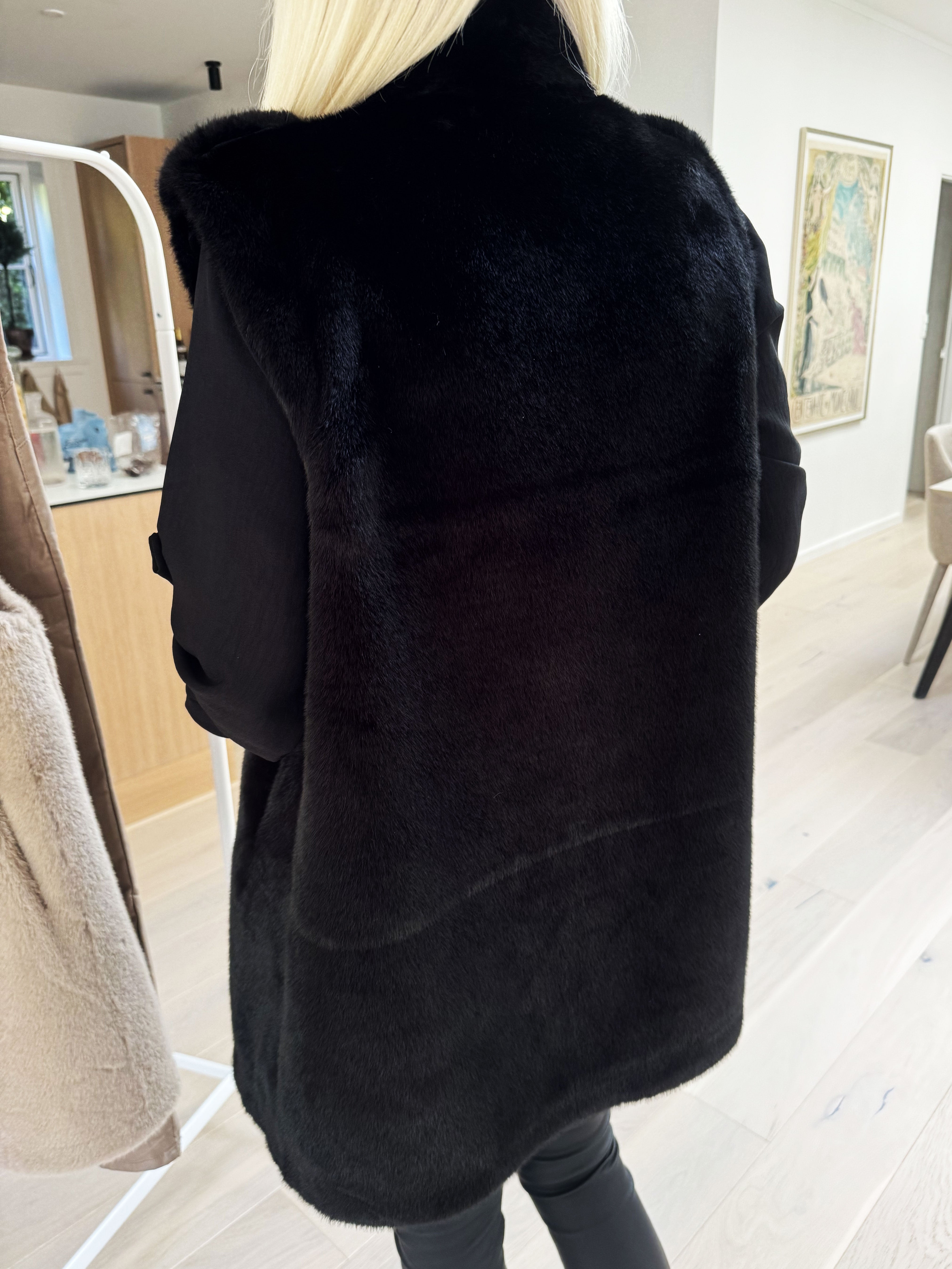 Calista - Meget blød faux fur vest med guld knapper