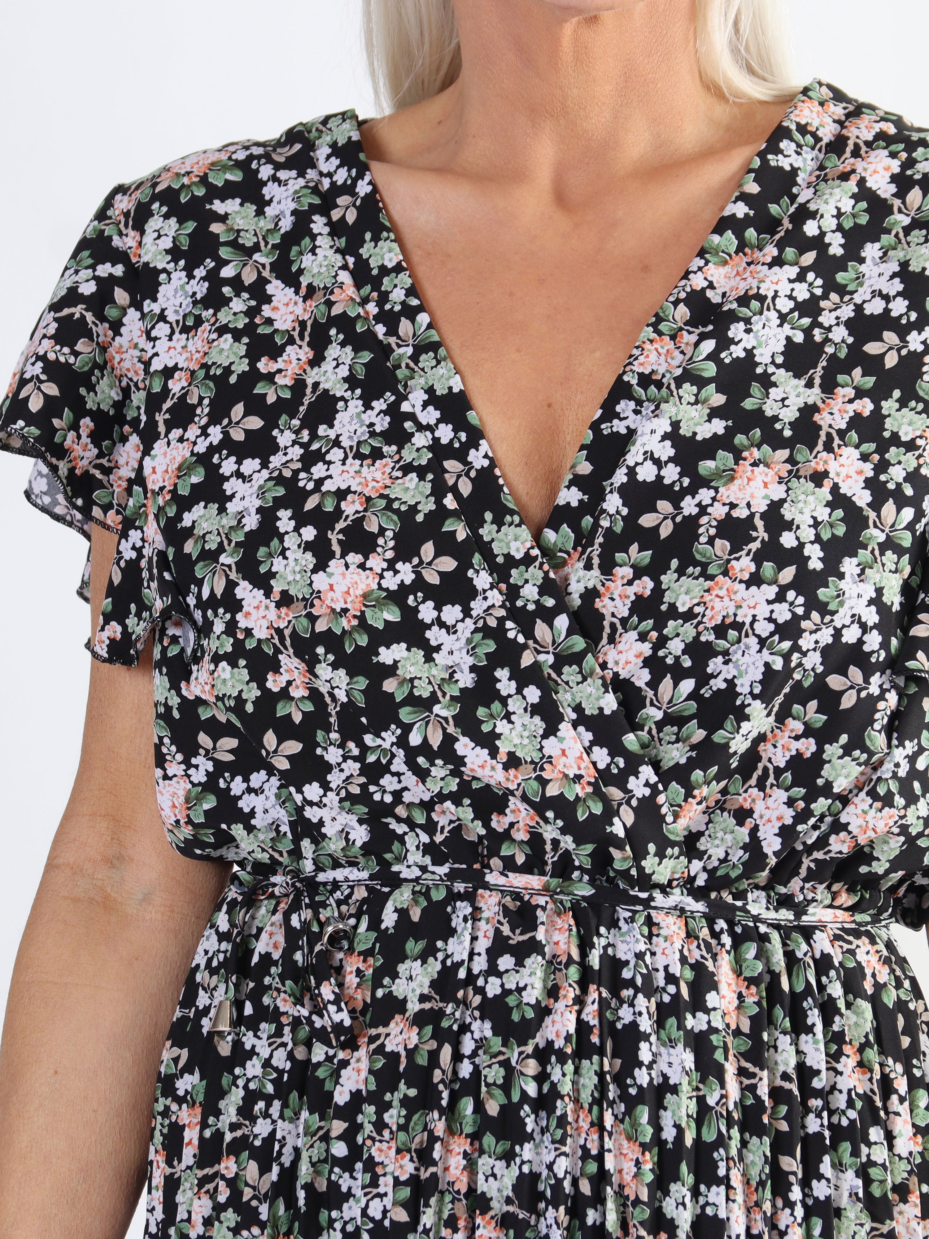 Callidora - Plus size kjole i med plisseringer og flæser