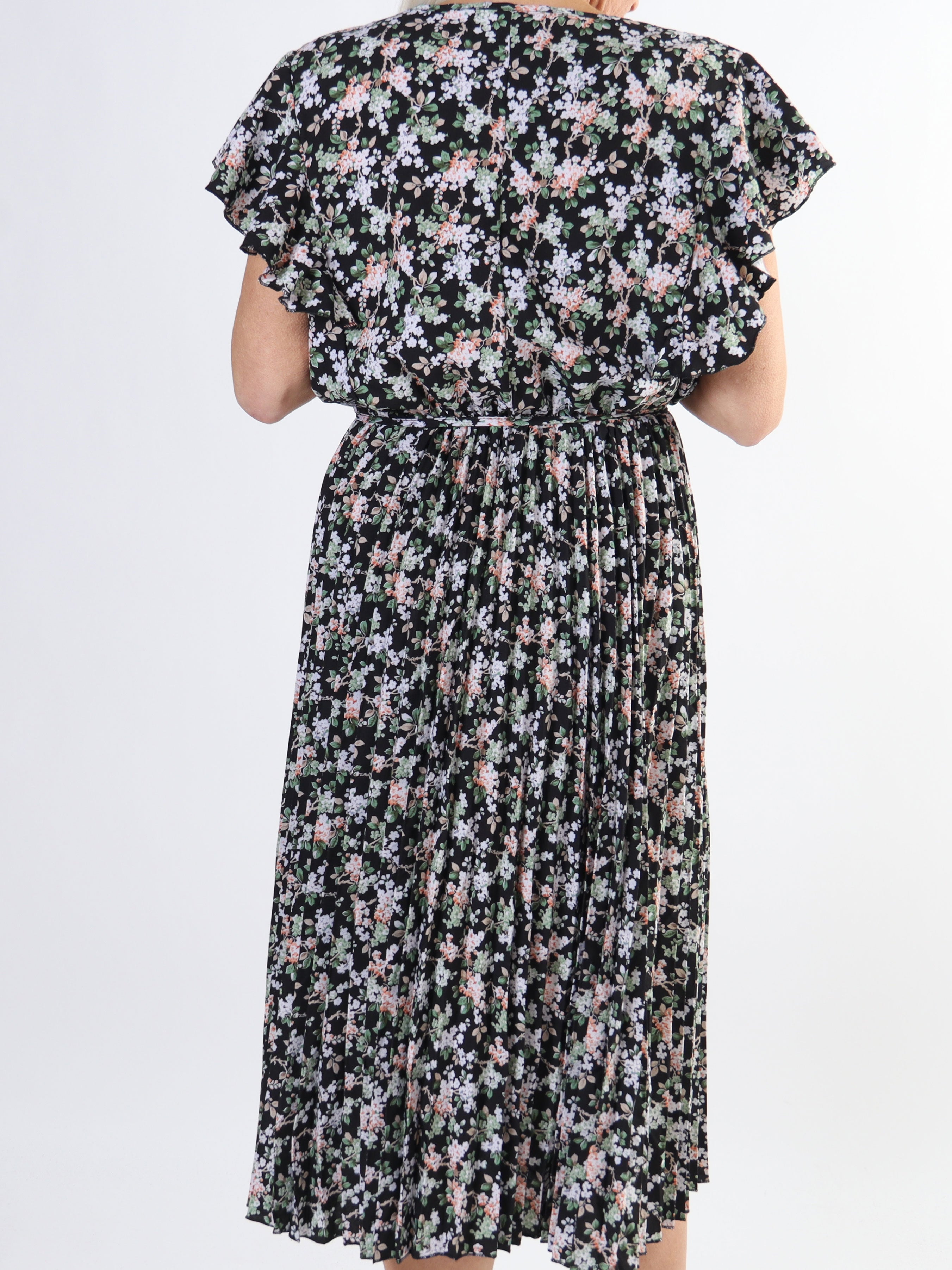 Callidora - Plus size kjole i med plisseringer og flæser