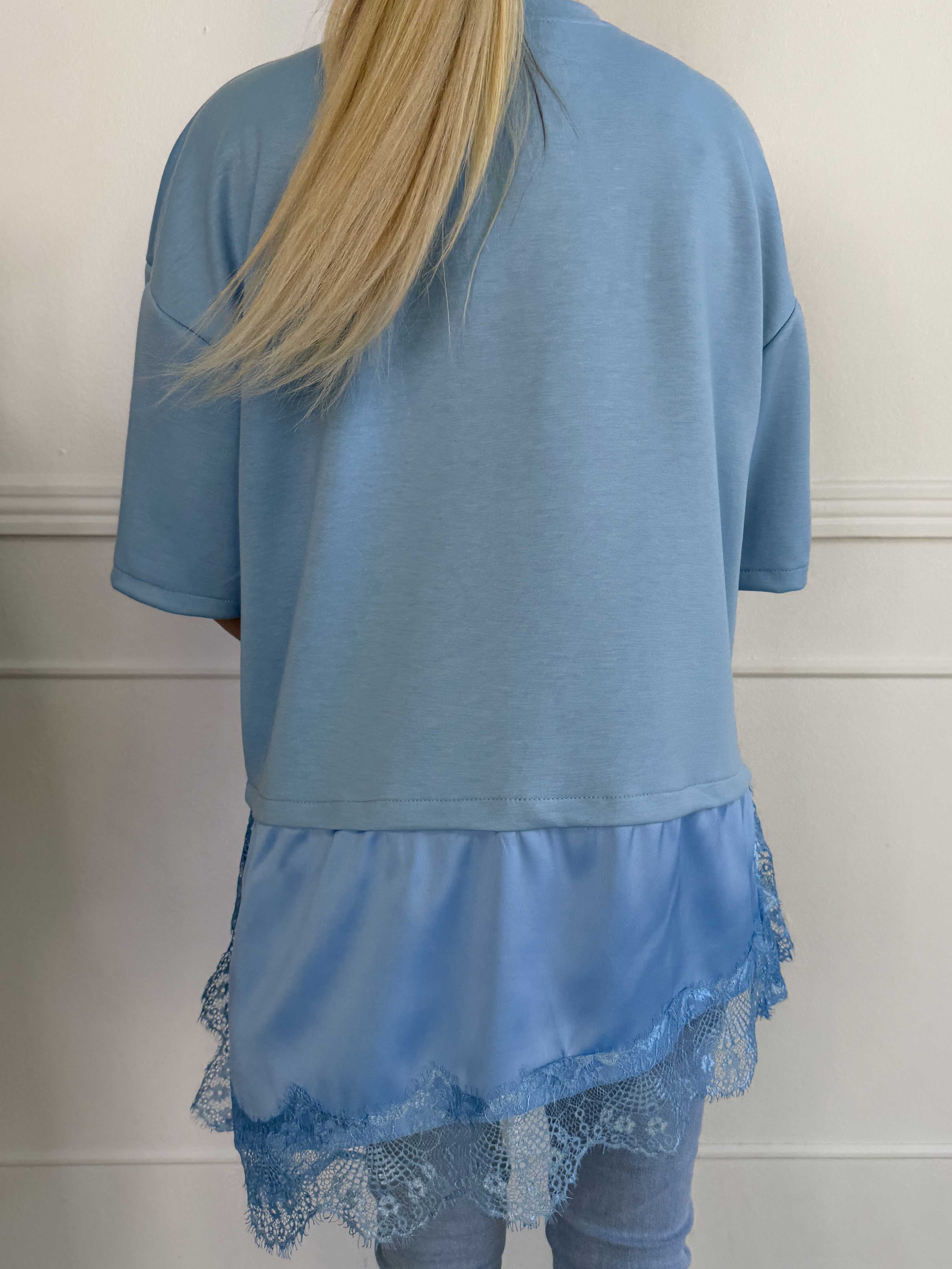 Camemi - Oversized t-shirt med indsyet top med blondekant forneden