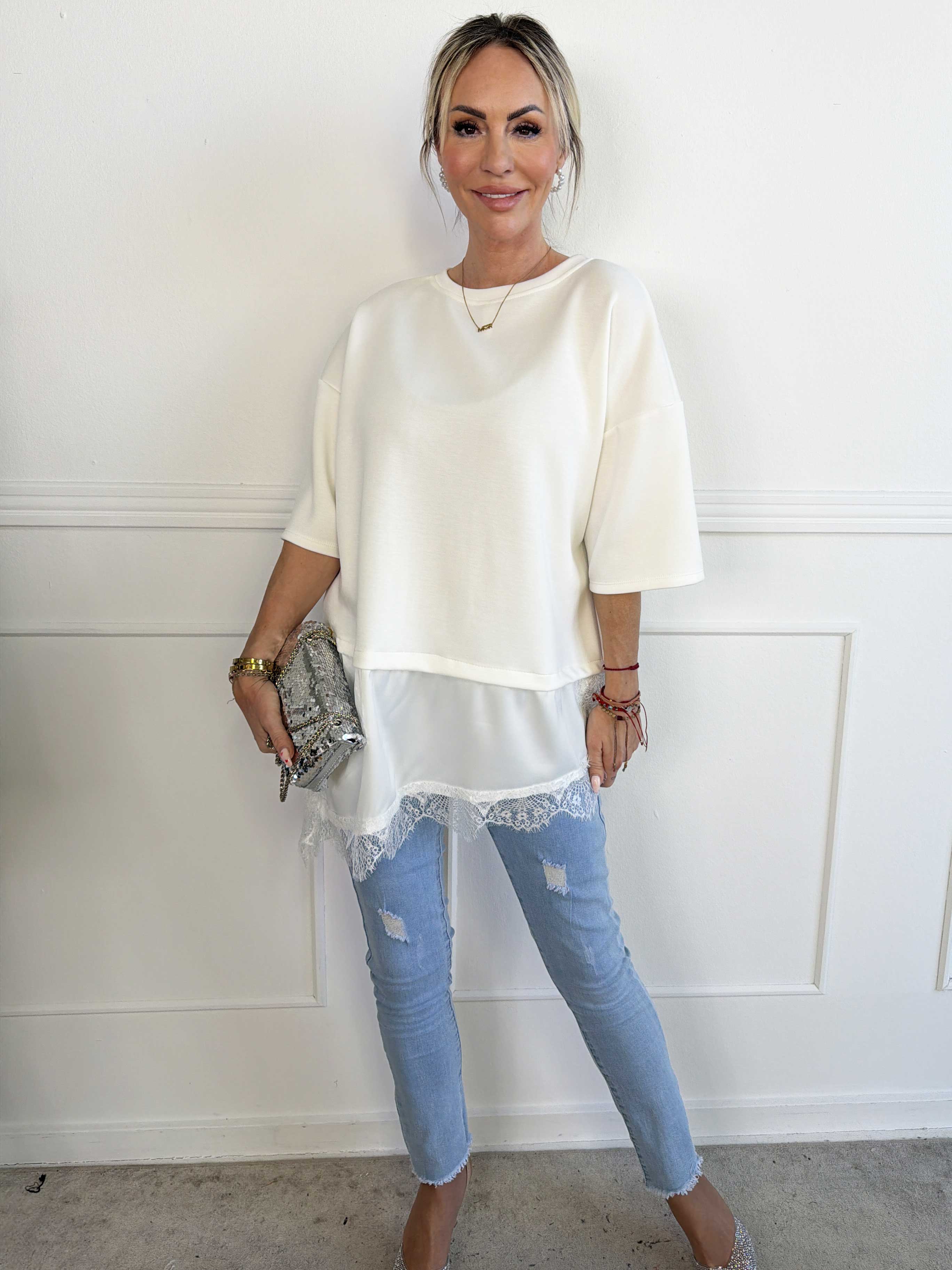 Camemi - Oversized t-shirt med indsyet top med blondekant forneden